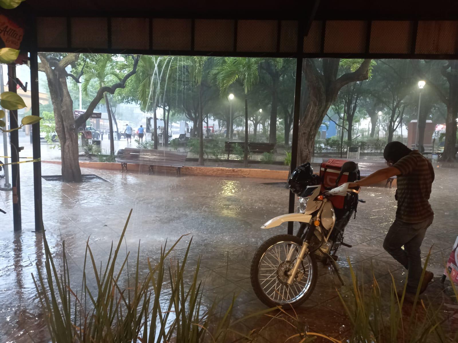 $!Lluvias en Culiacán causan cierres de vialidades, inundaciones y arrastre de vehículos