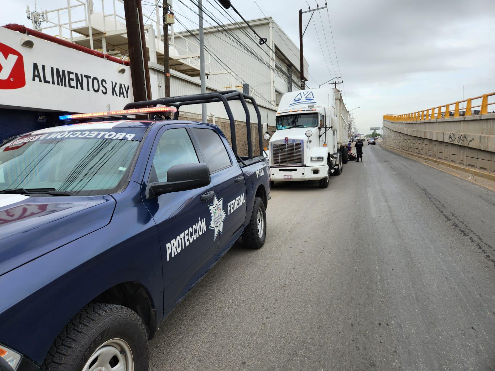 $!Motociclista choca contra tráiler estacionado en la lateral del Paso Superior Sur en Mazatlán