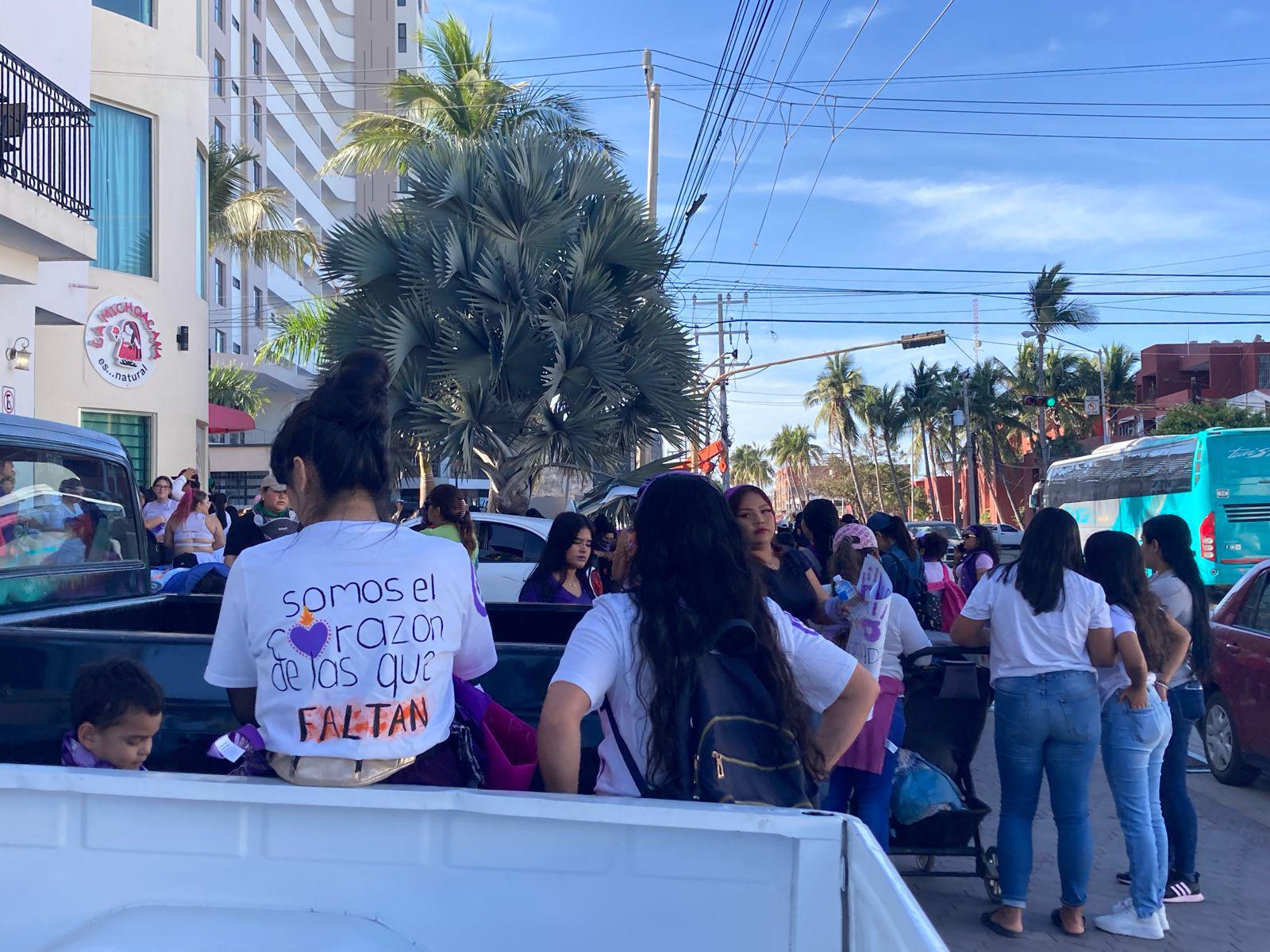 $!‘Mujer escucha, esta es tu lucha’; inicia la Marcha 8M por el malecón de Mazatlán