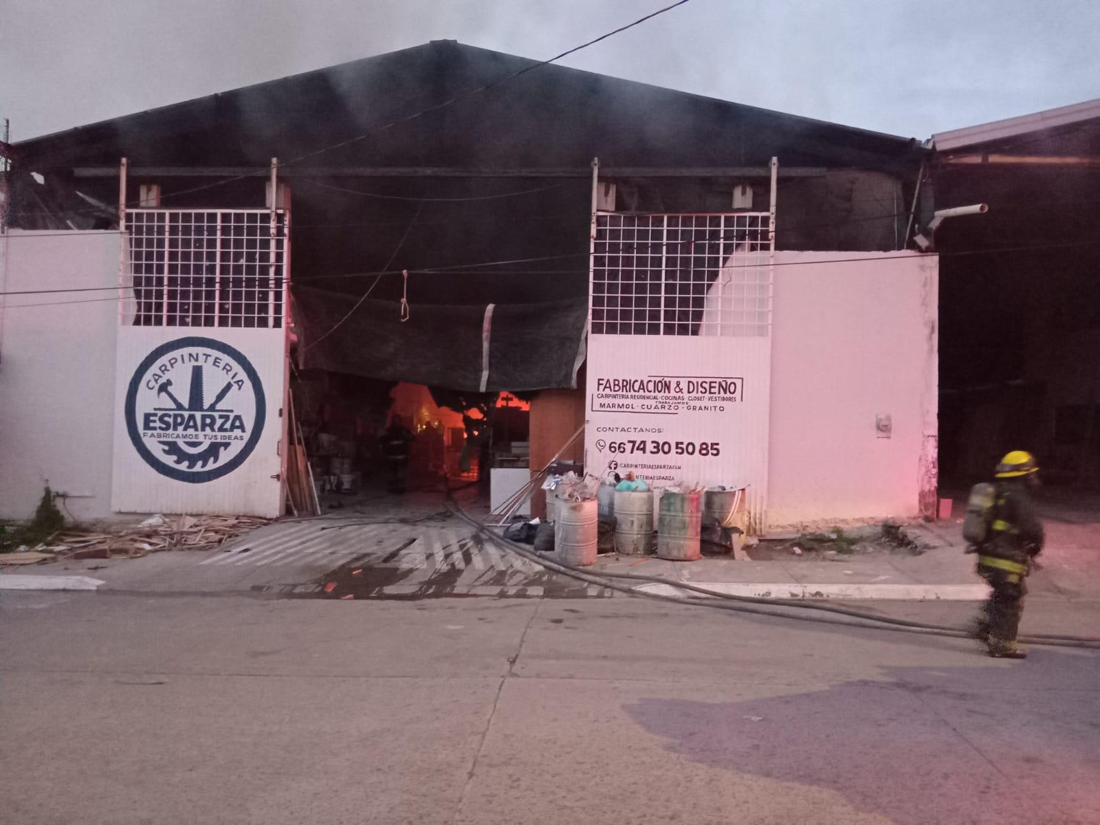 $!Se incendia taller de carpintería en Culiacán