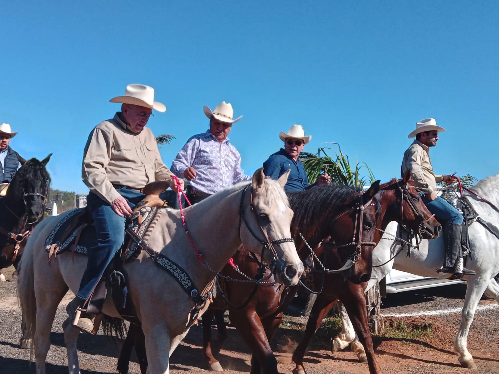 $!Celebran en Mazatlán la Gran Cabalgata de la familia Escobar