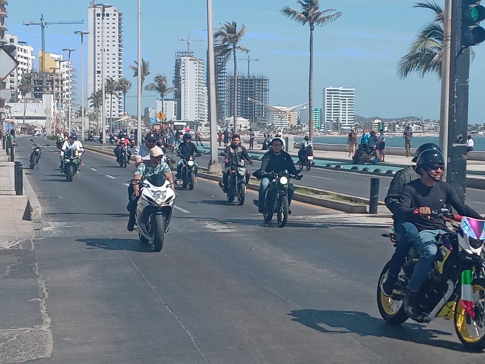 $!Son ya centenares de motociclistas los que transitan por el Malecón previo a desfile de Semana de la Moto