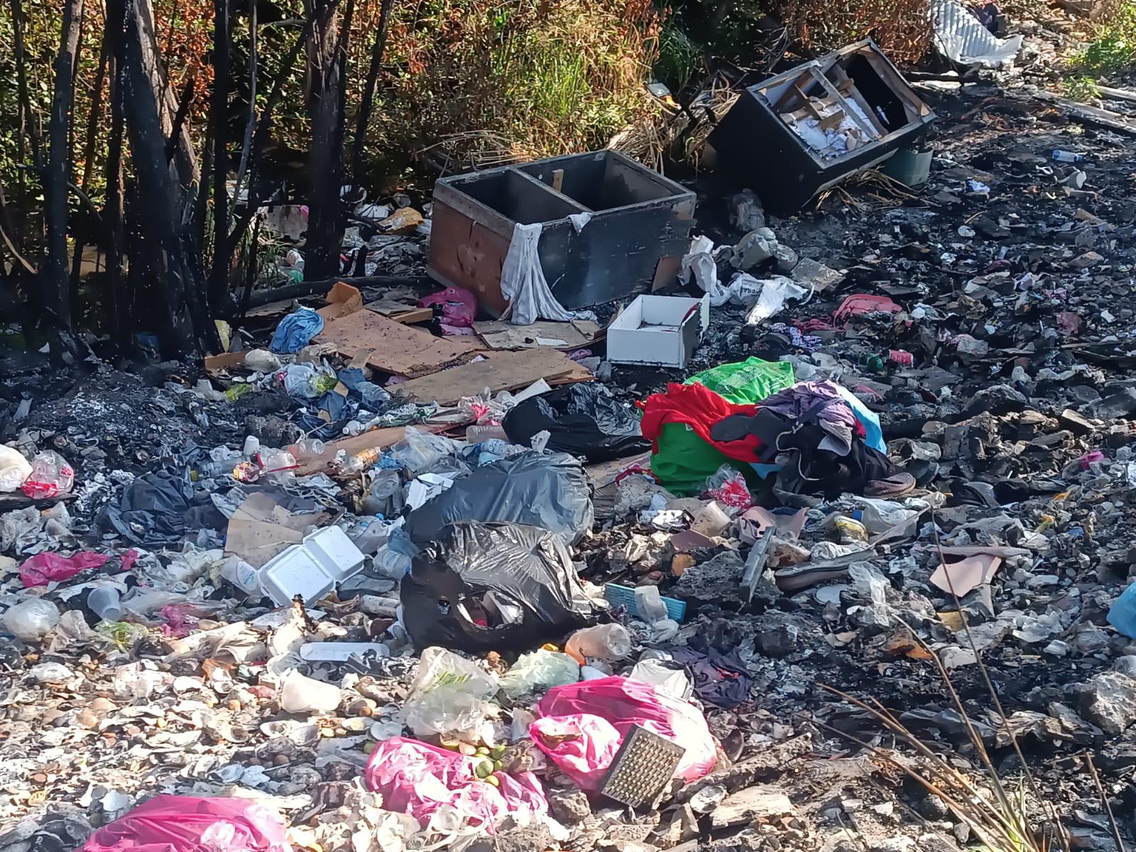 $!Estero del Infiernillo, en Mazatlán, sigue acumulando toneladas de basura