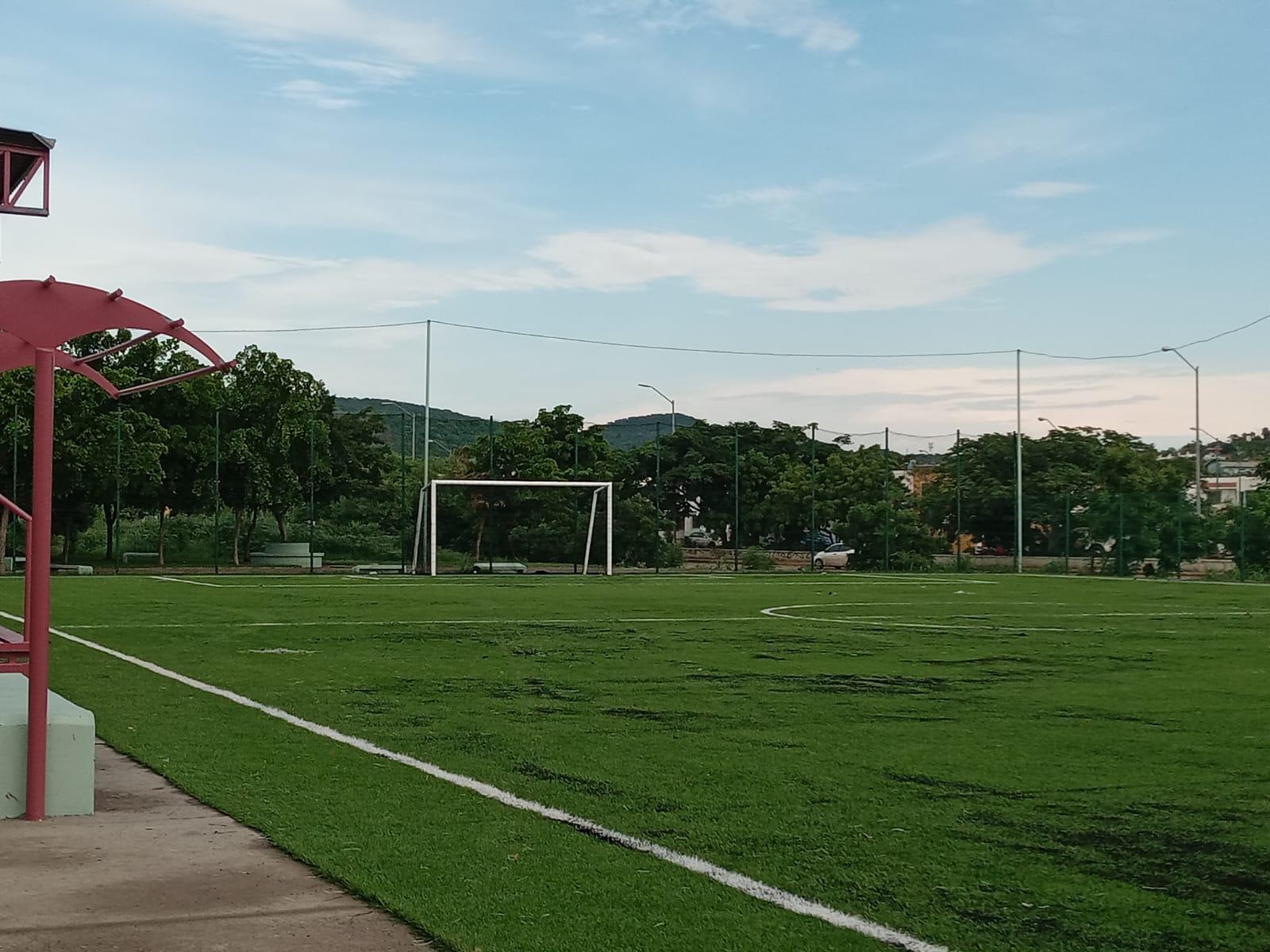 $!Rehabilitan el campo y parque deportivo en La Foresta; pero lluvia los deja encharcados