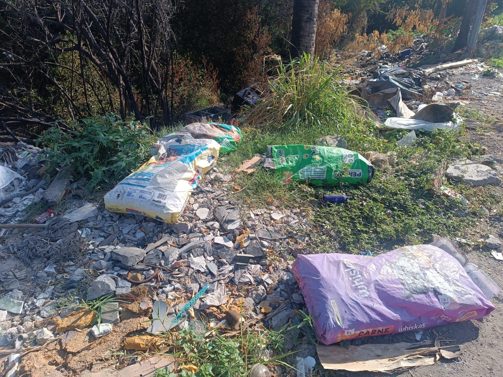 $!Estero del Infiernillo, en Mazatlán, sigue acumulando toneladas de basura