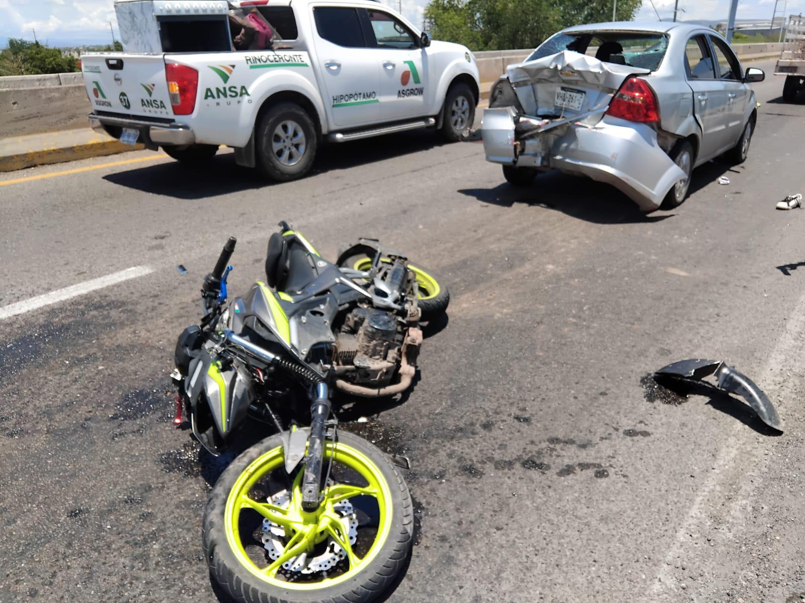 $!Choque de motocicleta contra automóvil, en Culiacán, deja dos heridos