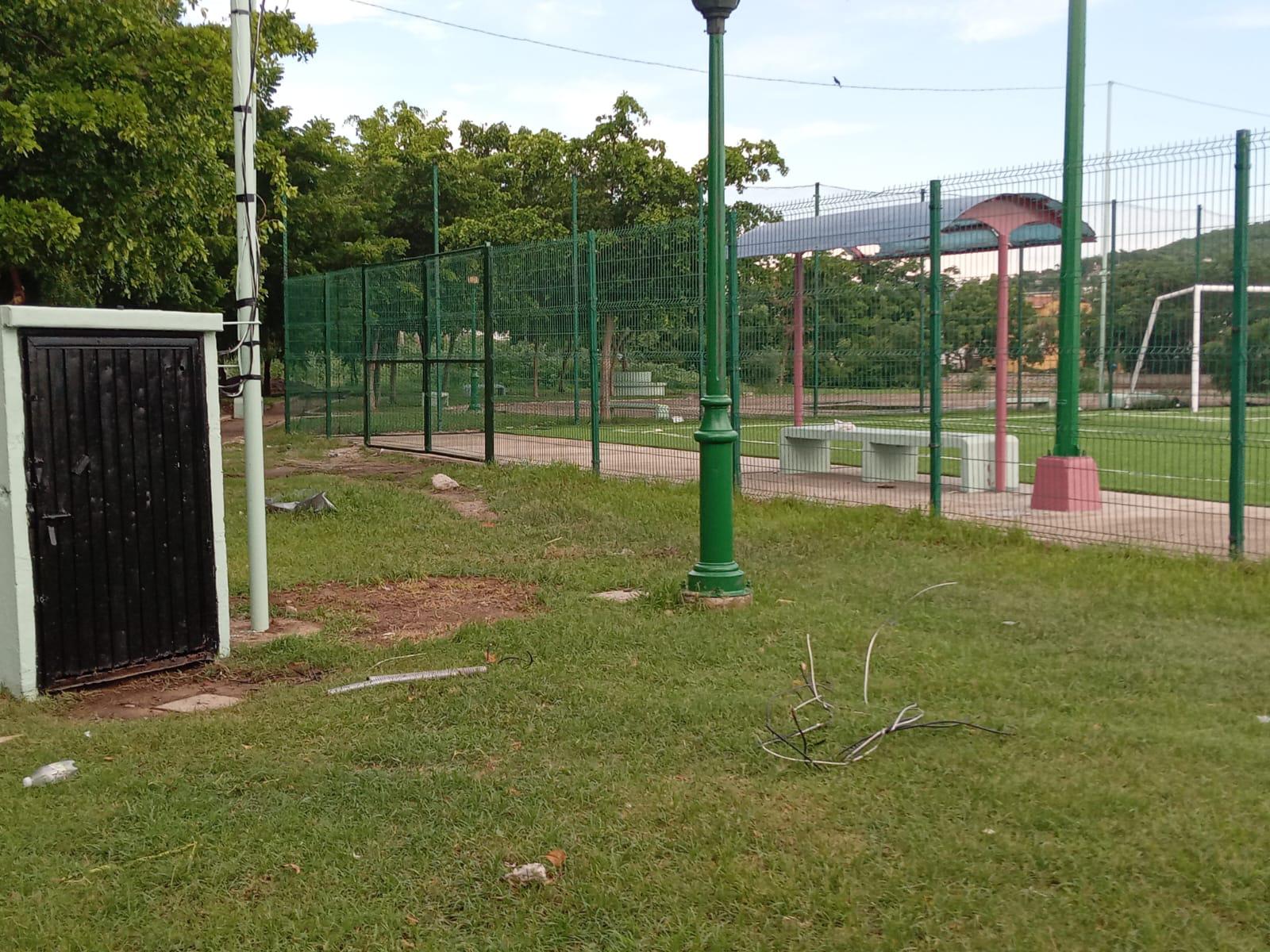 $!Rehabilitan el campo y parque deportivo en La Foresta; pero lluvia los deja encharcados