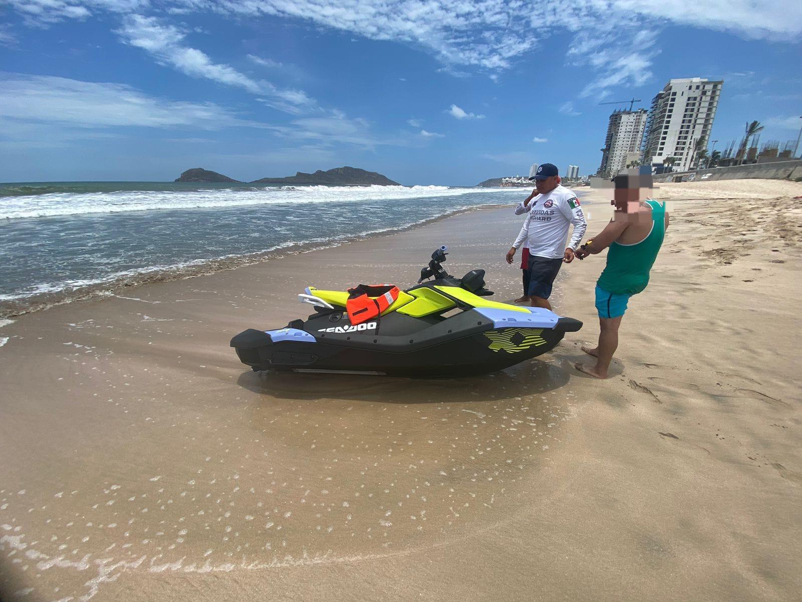 $!Vuelca jetsky en playas de Mazatlán; tripulantes resultan ilesos