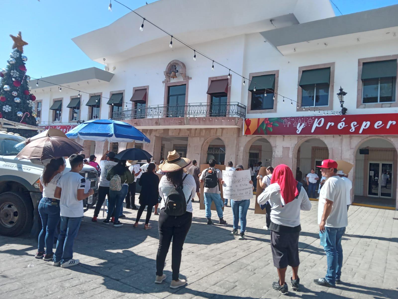 $!Evade Alcaldesa de Mazatlán atender protesta que exige hallar a Óscar