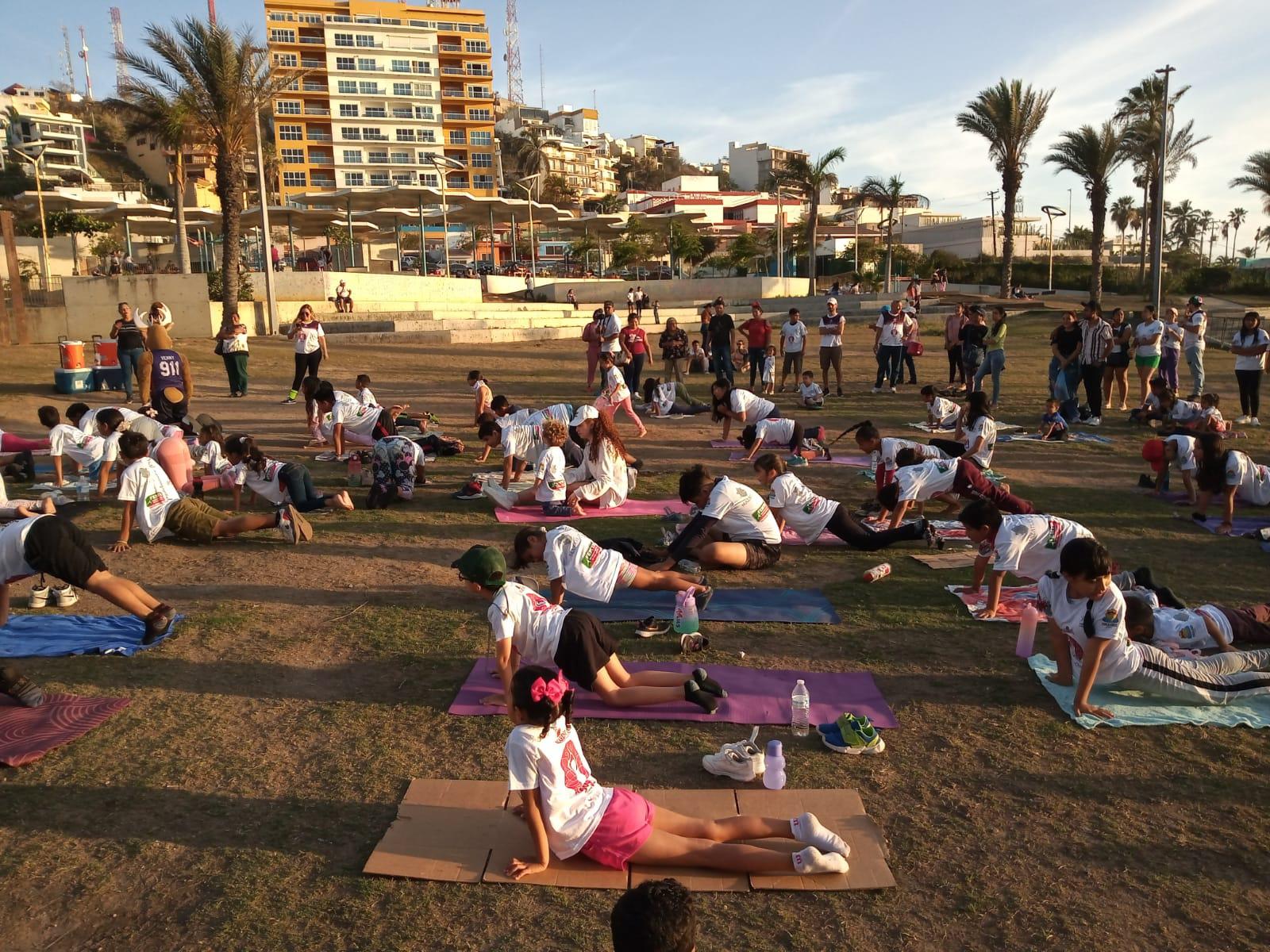 $!Festejan a niños en Festival de Yoga, en Ciudades Hermanas