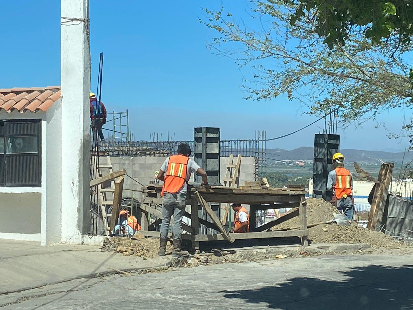 $!Pese a suspensión, reanudan construcción en Cerro del Vigía, denuncian vecinos