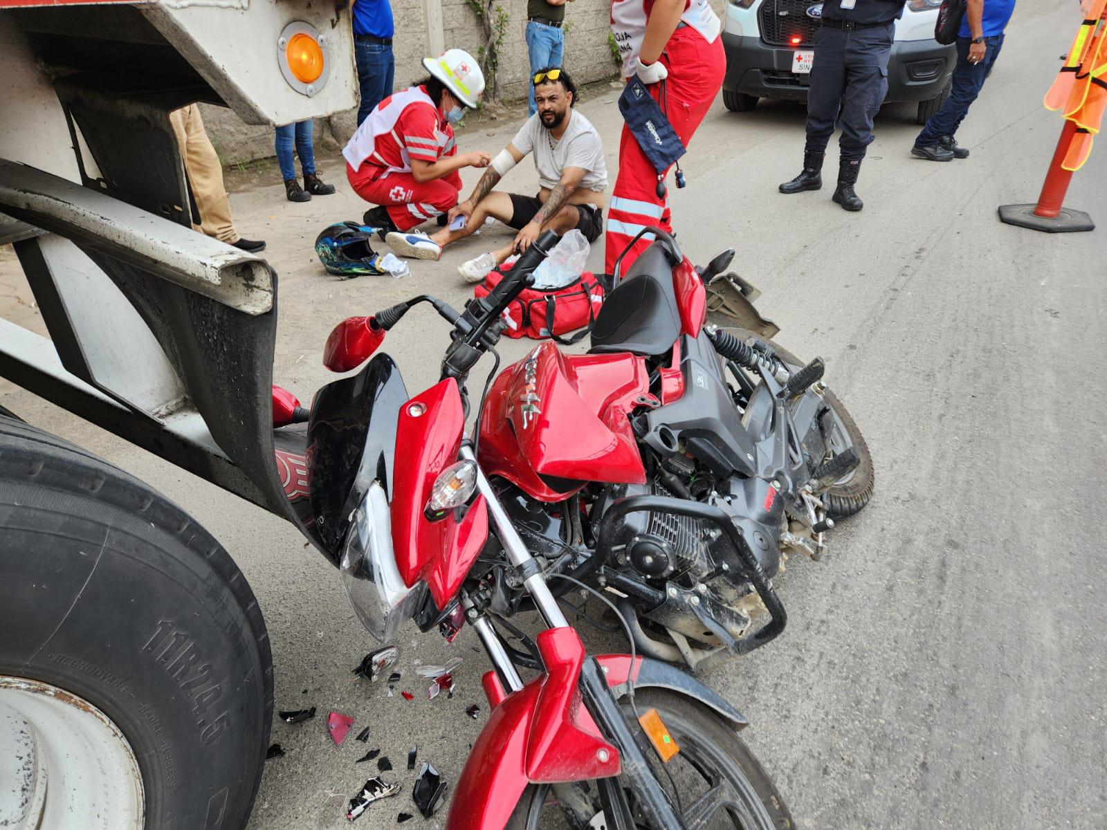 $!Motociclista choca contra tráiler estacionado en la lateral del Paso Superior Sur en Mazatlán