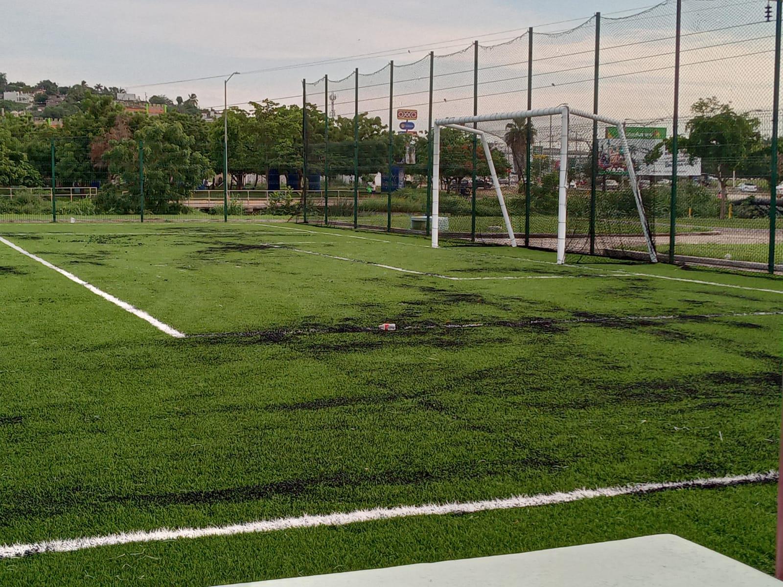 $!Rehabilitan el campo y parque deportivo en La Foresta; pero lluvia los deja encharcados