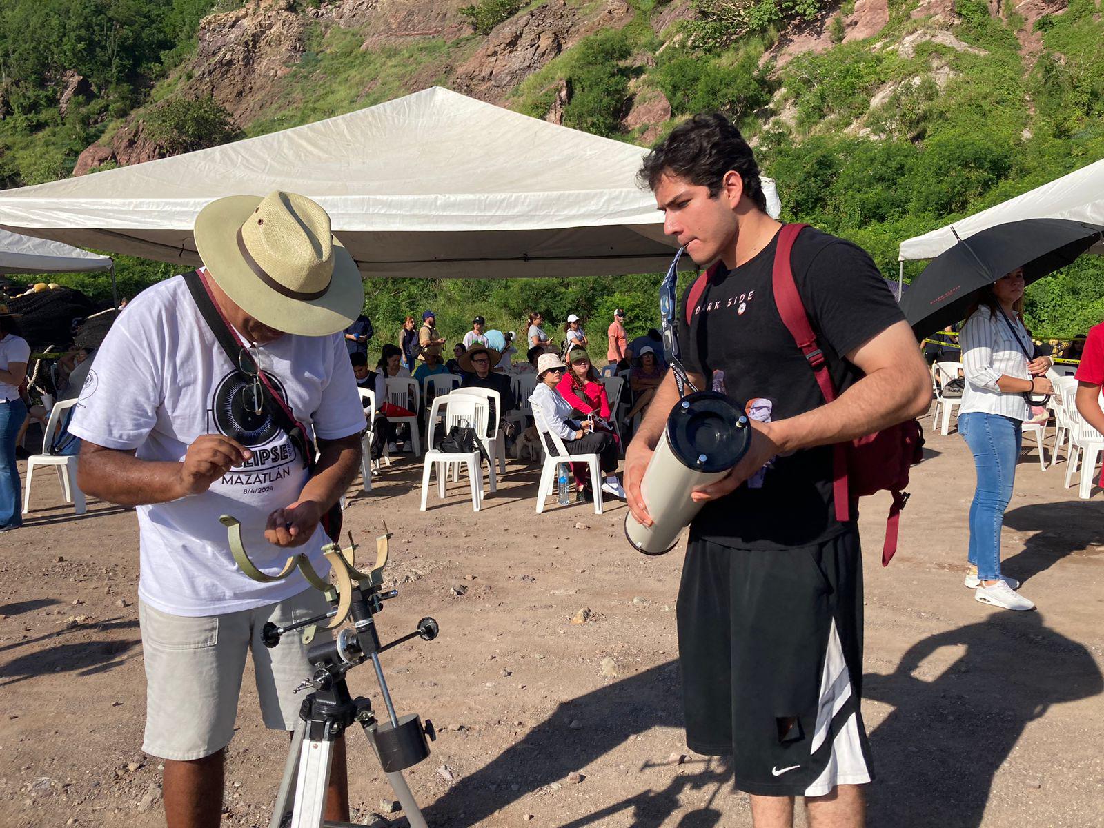 $!Esperan el eclipse solar anular desde las escolleras de Mazatlán