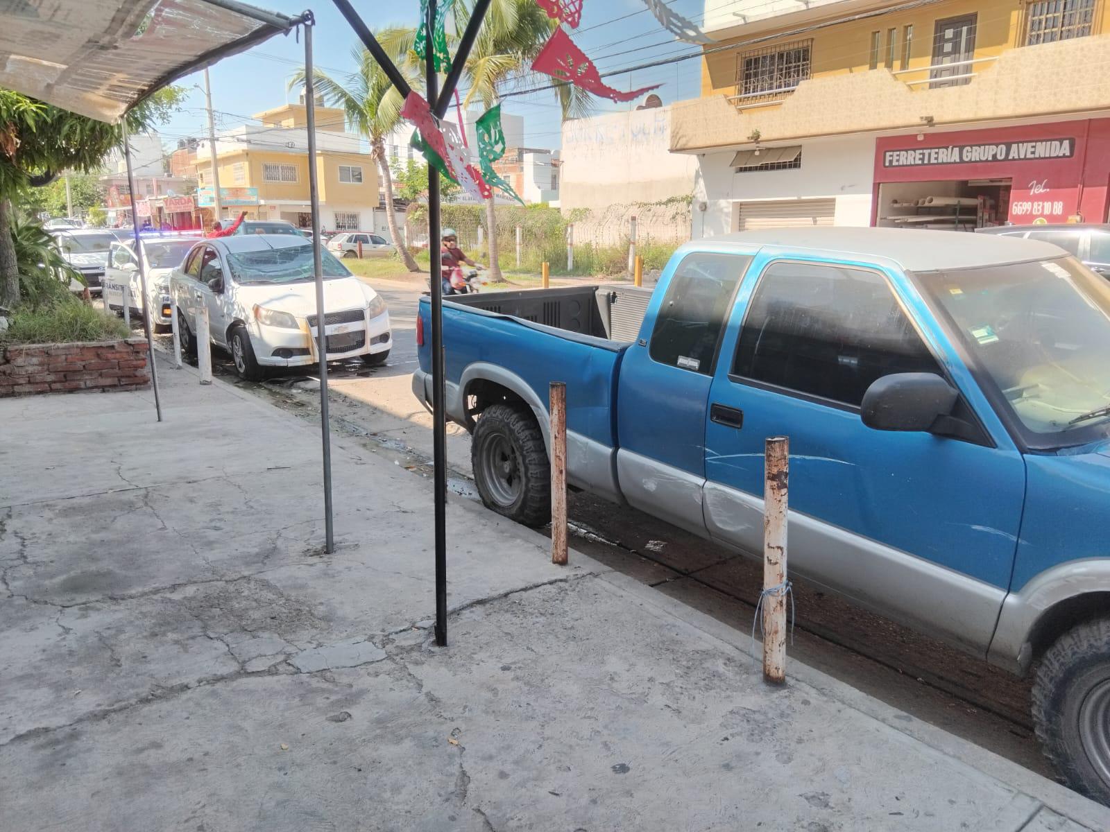 $!Conductor choca contra camioneta estacionada y vuelca, en Mazatlán