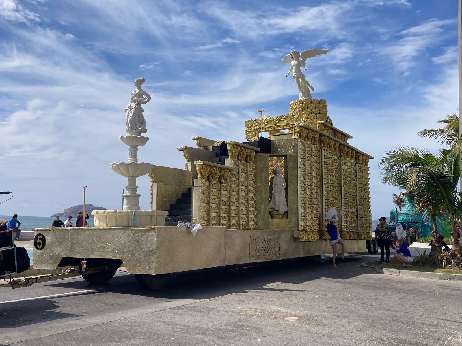 $!Inicia a las 16:00 horas el segundo desfile de Carnaval; ya esperan miles de personas en el malecón