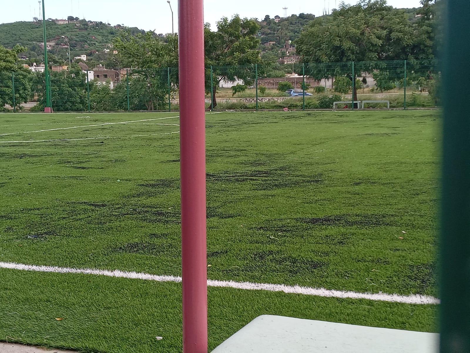 $!Rehabilitan el campo y parque deportivo en La Foresta; pero lluvia los deja encharcados