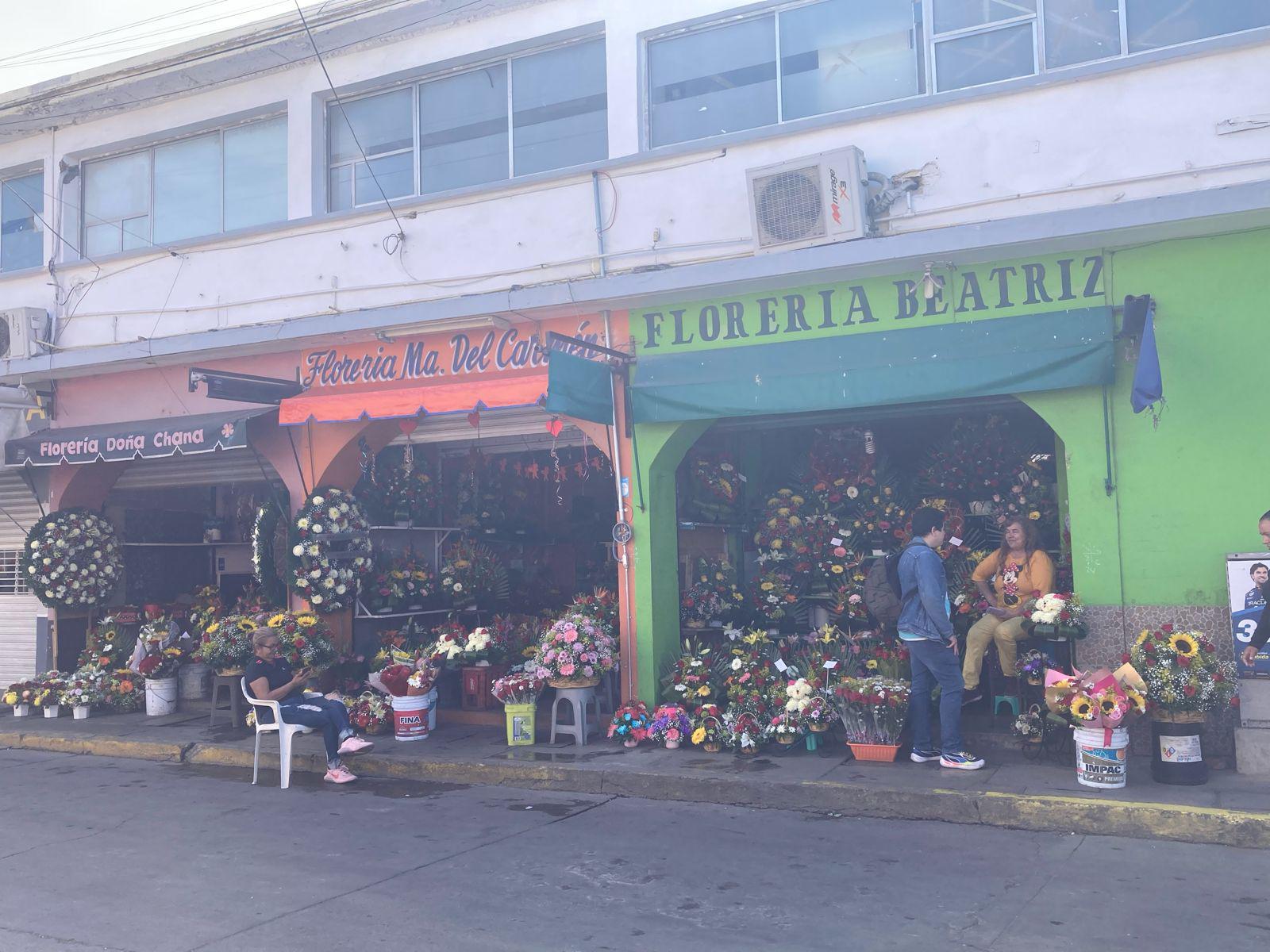 $!Floristas de Mazatlán están listos para vender arreglos este 14 de febrero