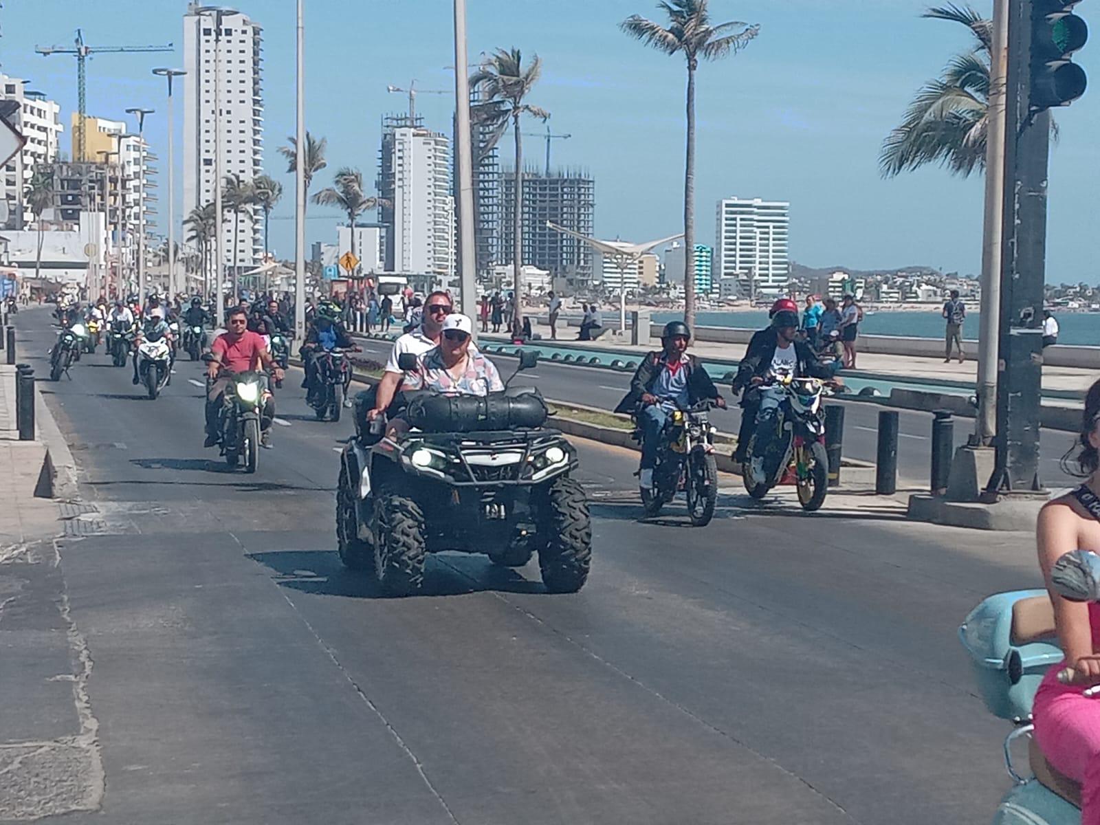 $!Son ya centenares de motociclistas los que transitan por el Malecón previo a desfile de Semana de la Moto