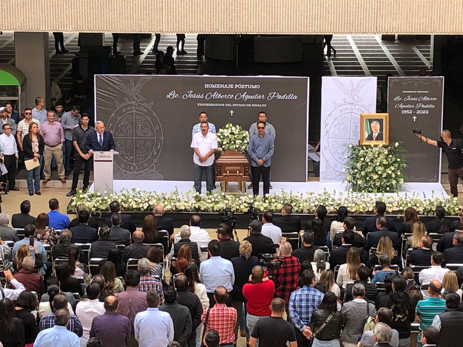 $!Con homenaje de cuerpo presente, Gobierno de Sinaloa despide a Aguilar Padilla