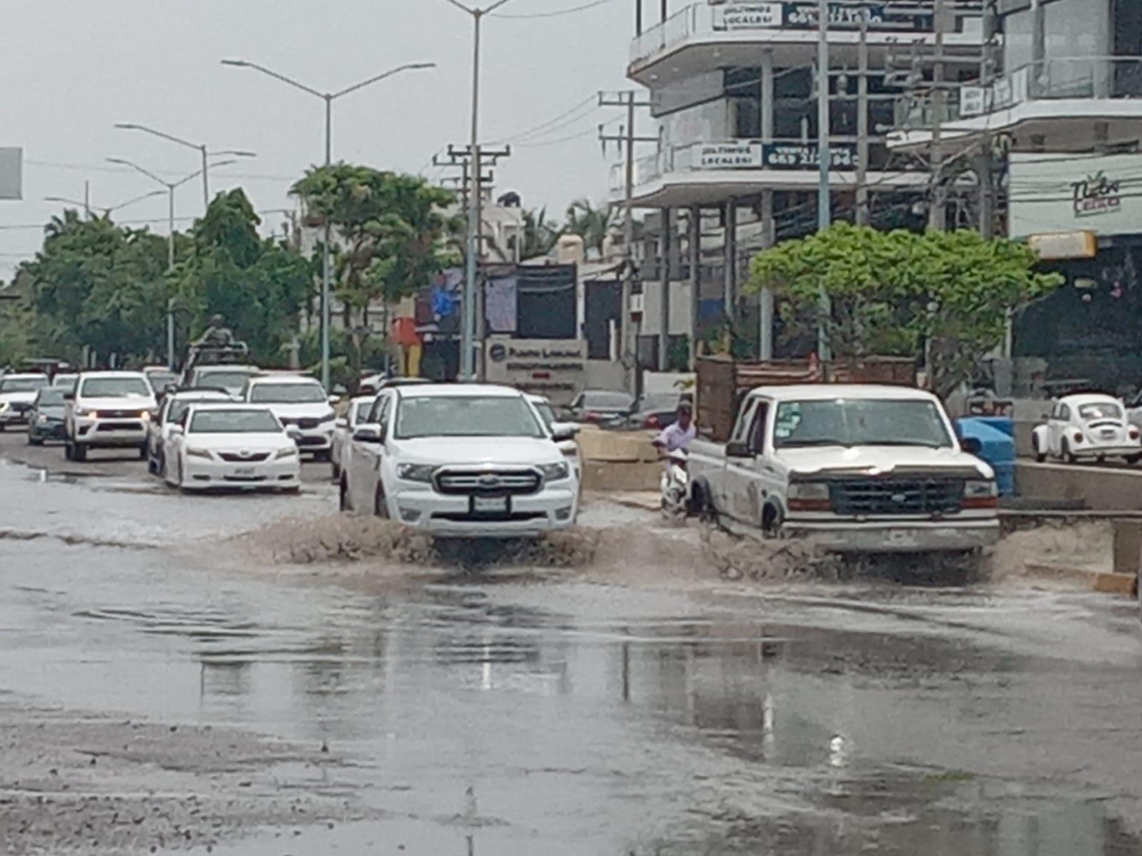 $!Provocan fuertes encharcamientos en algunas avenidas lluvias que cayeron durante las últimas horas en Mazatlán