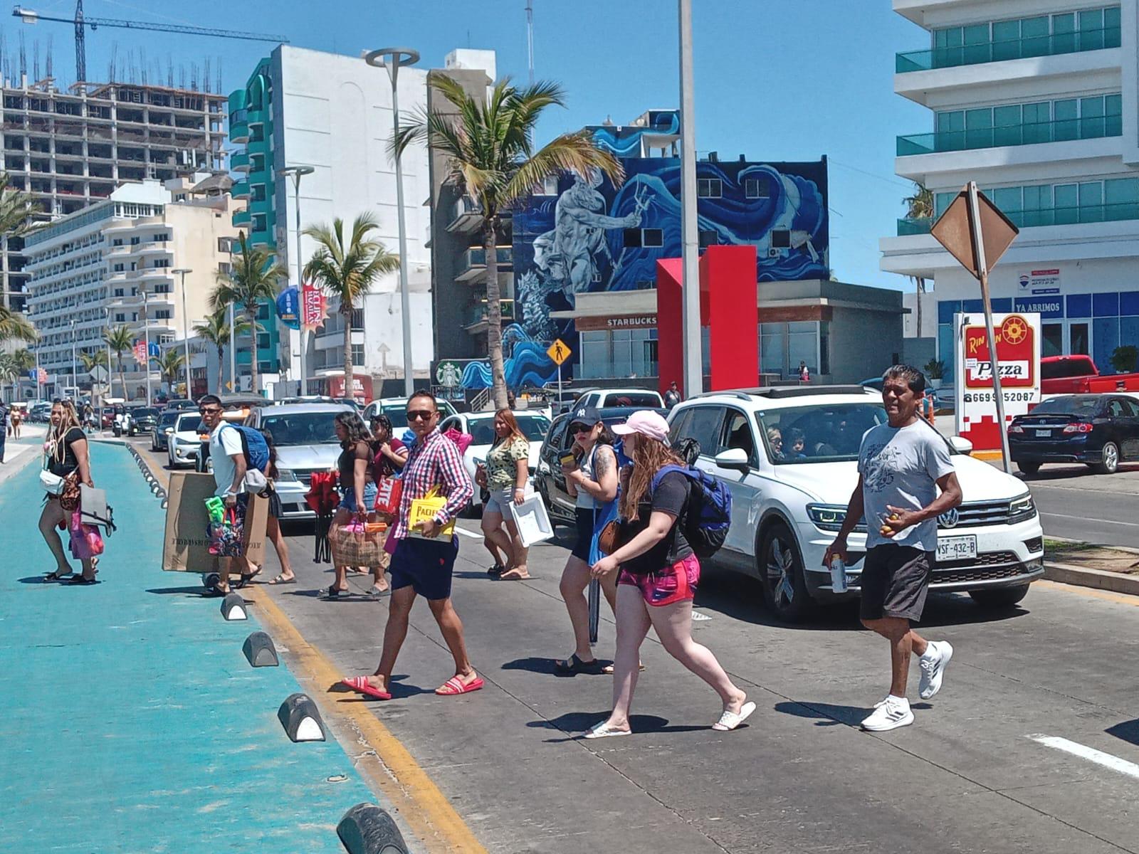 $!Esperan este Viernes Santo entre 80 mil y 100 mil bañistas en las playas de Mazatlán