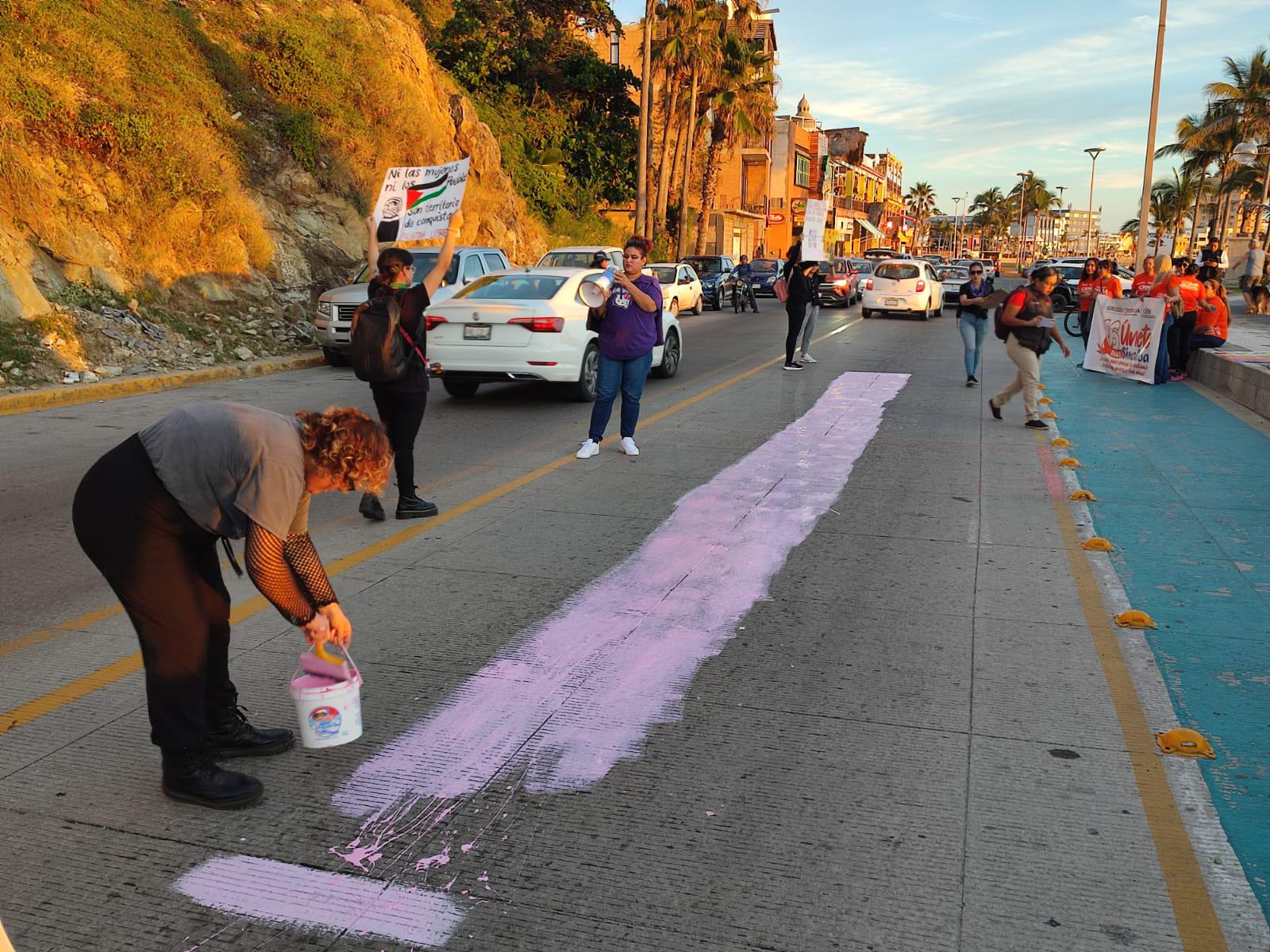 $!Pintan Camino Memorial de las Víctimas de Feminicidio en Mazatlán