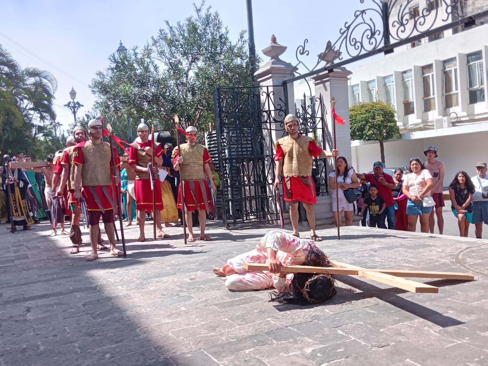 $!Realizan Viacrucis en el Atrio de la Catedral de Mazatlán