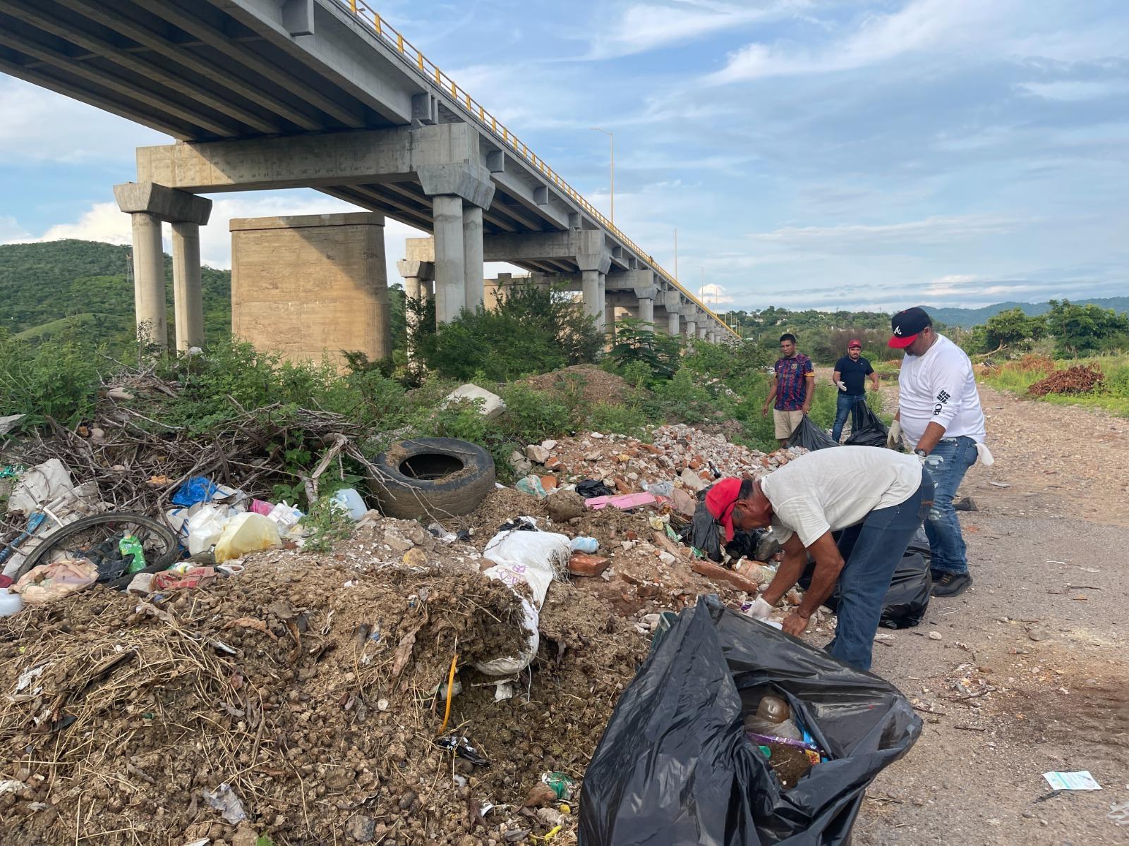 $!Recogen 20 toneladas de basura del río Baluarte, a la altura de la cabecera municipal