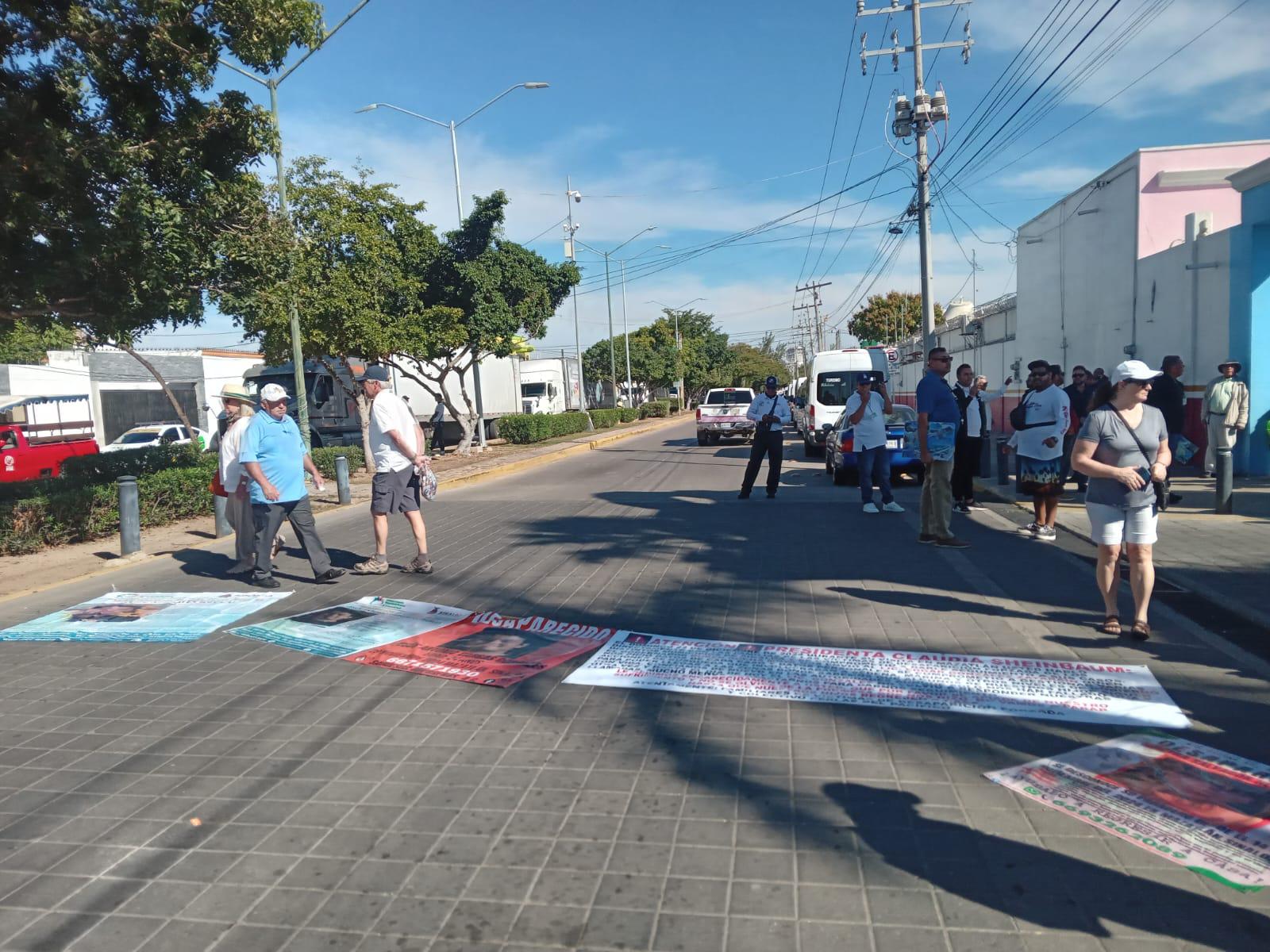 $!Bloquean familiares de personas desaparecidas la avenida frente a muelle de cruceros para exigir ayuda para buscarlos