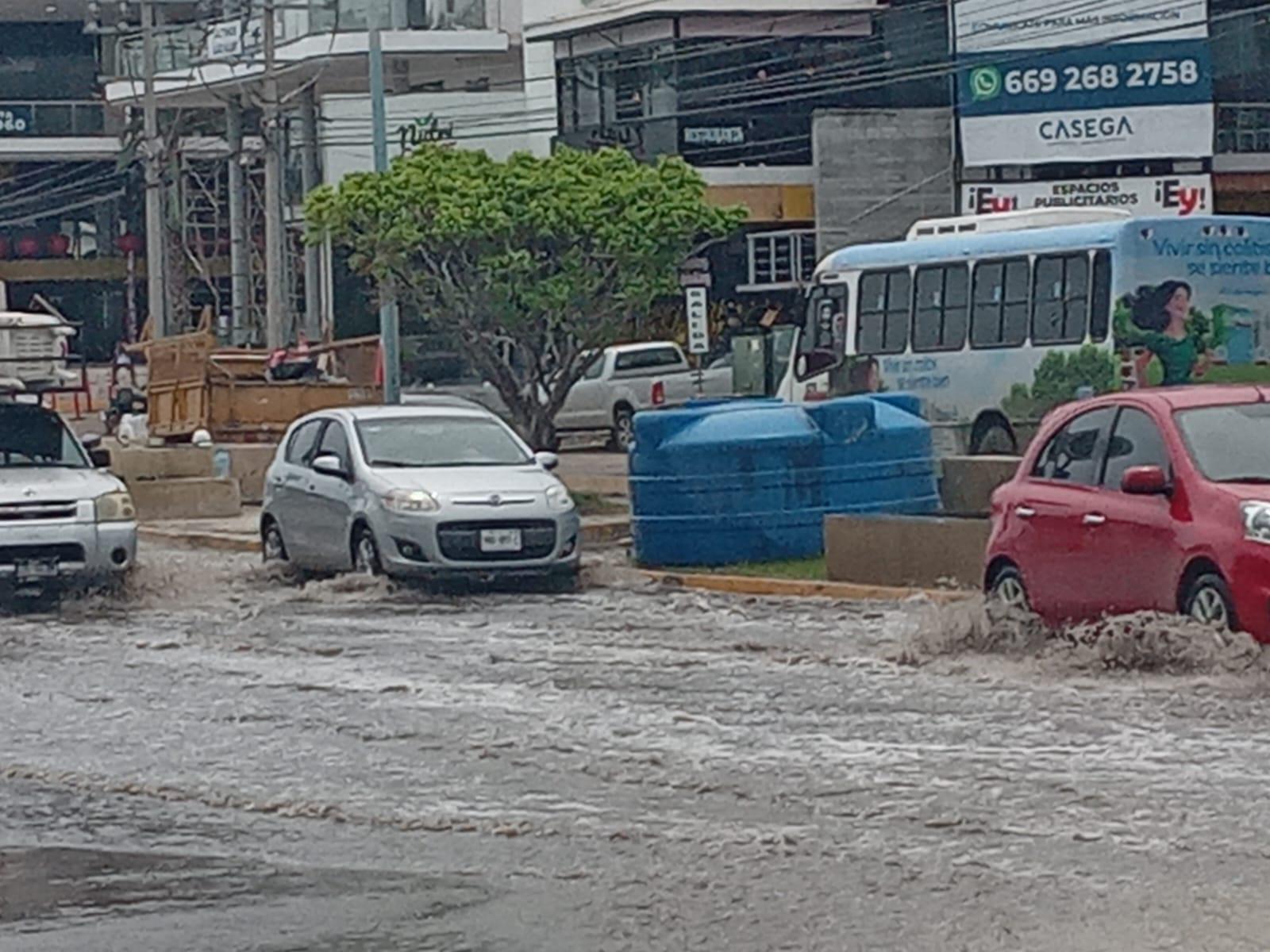 $!Provocan fuertes encharcamientos en algunas avenidas lluvias que cayeron durante las últimas horas en Mazatlán