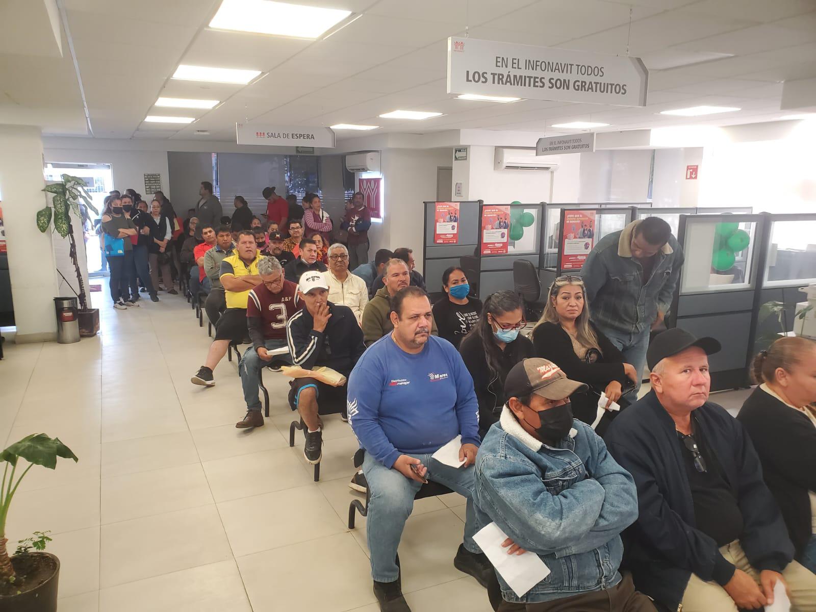 $!Acuden desde las 3 de la mañana a oficinas del Infonavit para reconversión de crédito