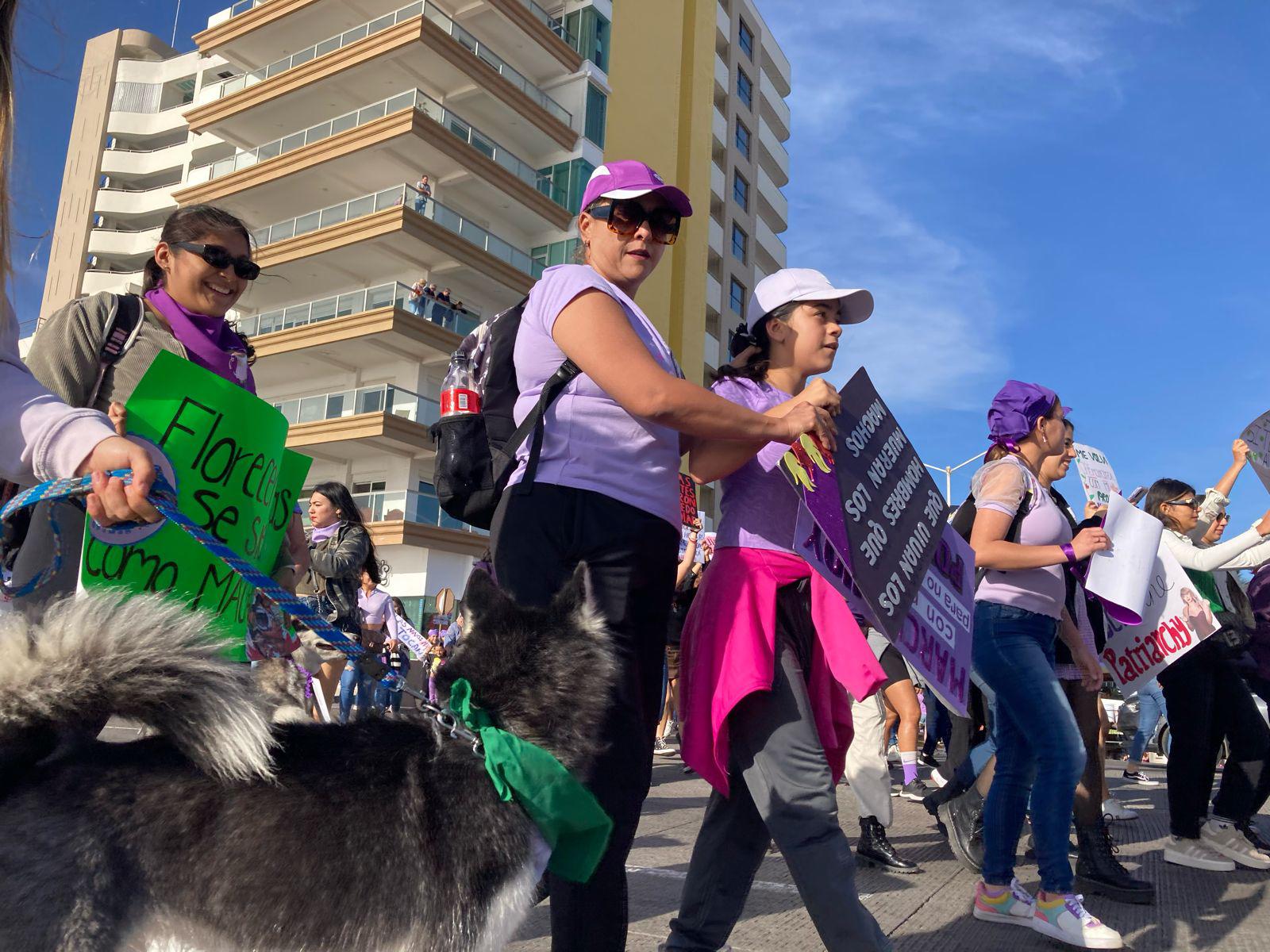 $!‘Mujer escucha, esta es tu lucha’; inicia la Marcha 8M por el malecón de Mazatlán