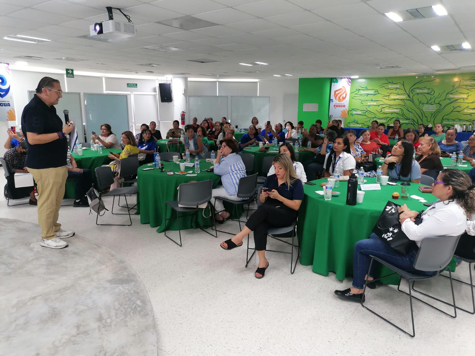 $!El coach de vida Óscar García Osuna impartió una charla de esperanza a animadoras ANSPAC Mazatlán.