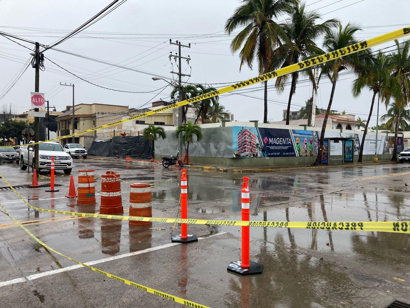 $!Avenida Cruz Lizárraga, en Mazatlán, está cerrada a la circulación