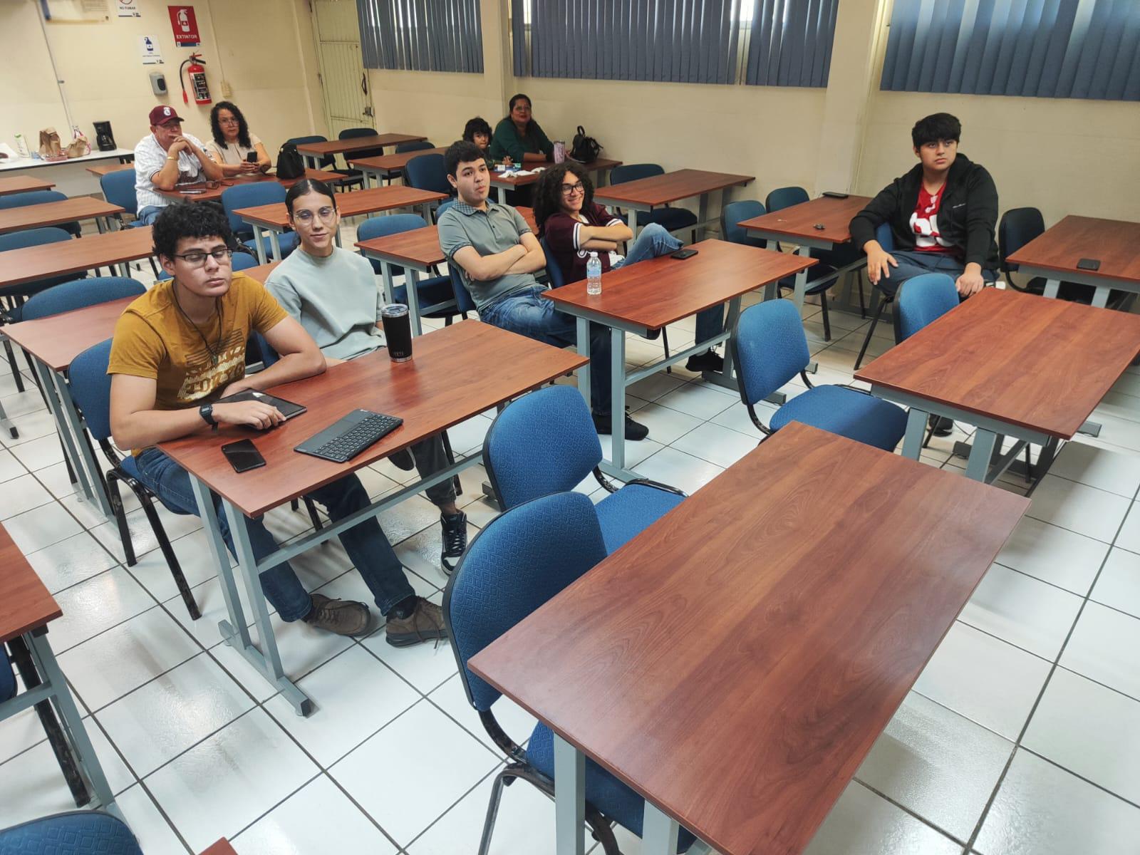 $!Los jóvenes previo al examen.