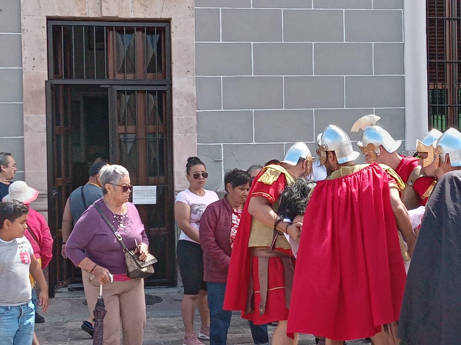 $!Realizan Viacrucis en el Atrio de la Catedral de Mazatlán