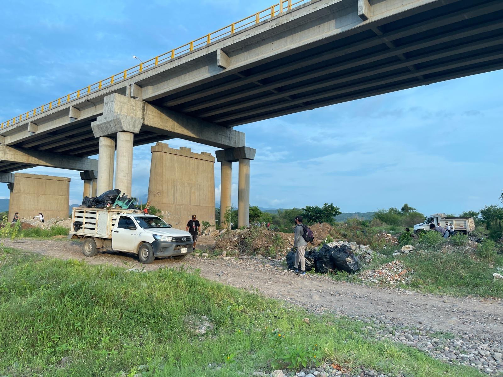 $!Recogen 20 toneladas de basura del río Baluarte, a la altura de la cabecera municipal