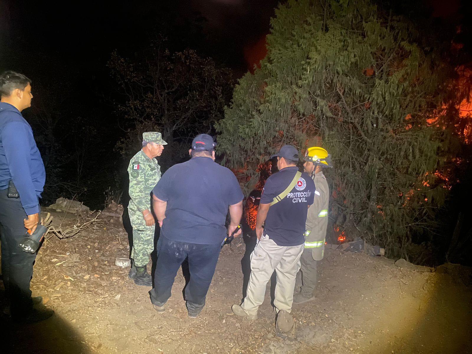 $!Bomberos Veteranos y de Protección Civil, junto al Ejército Mexicano trabajan en el combate al incendio.