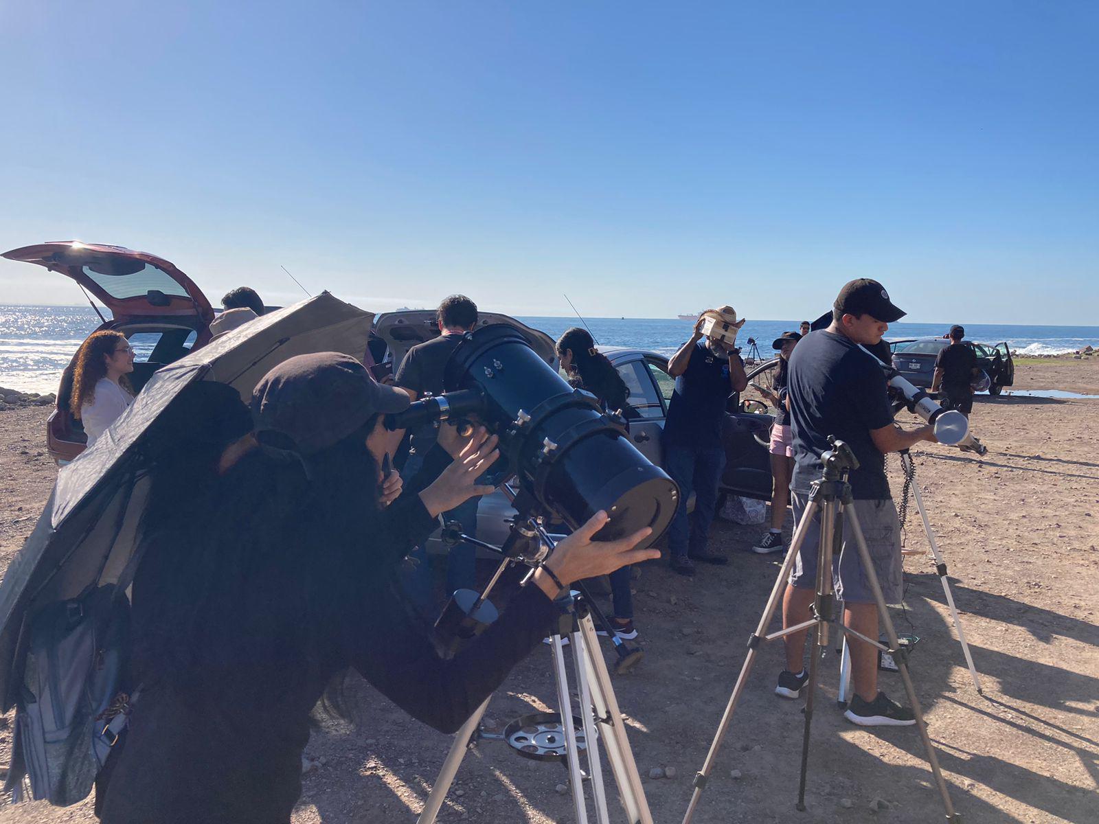 $!Esperan el eclipse solar anular desde las escolleras de Mazatlán