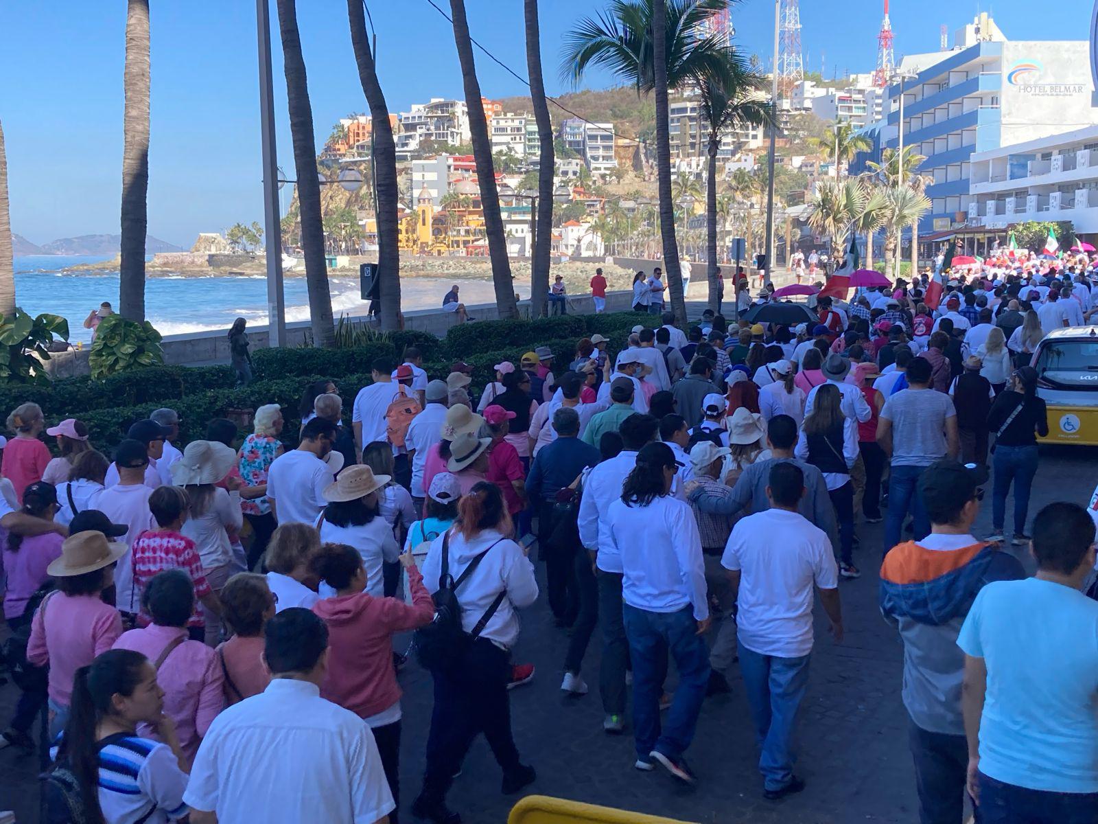 $!Marchan en Mazatlán ‘por Nuestra Democracia’ desde el Escudo de Sinaloa