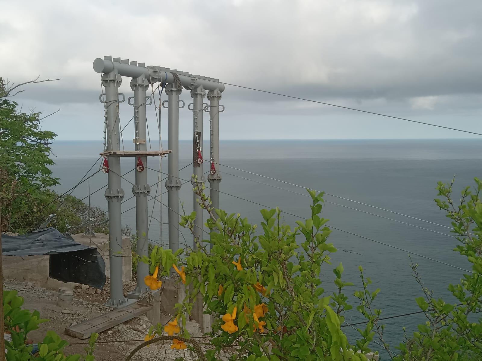 $!Turistas frecuentan el faro de Mazatlán pese a que el mirador de cristal sigue cerrado