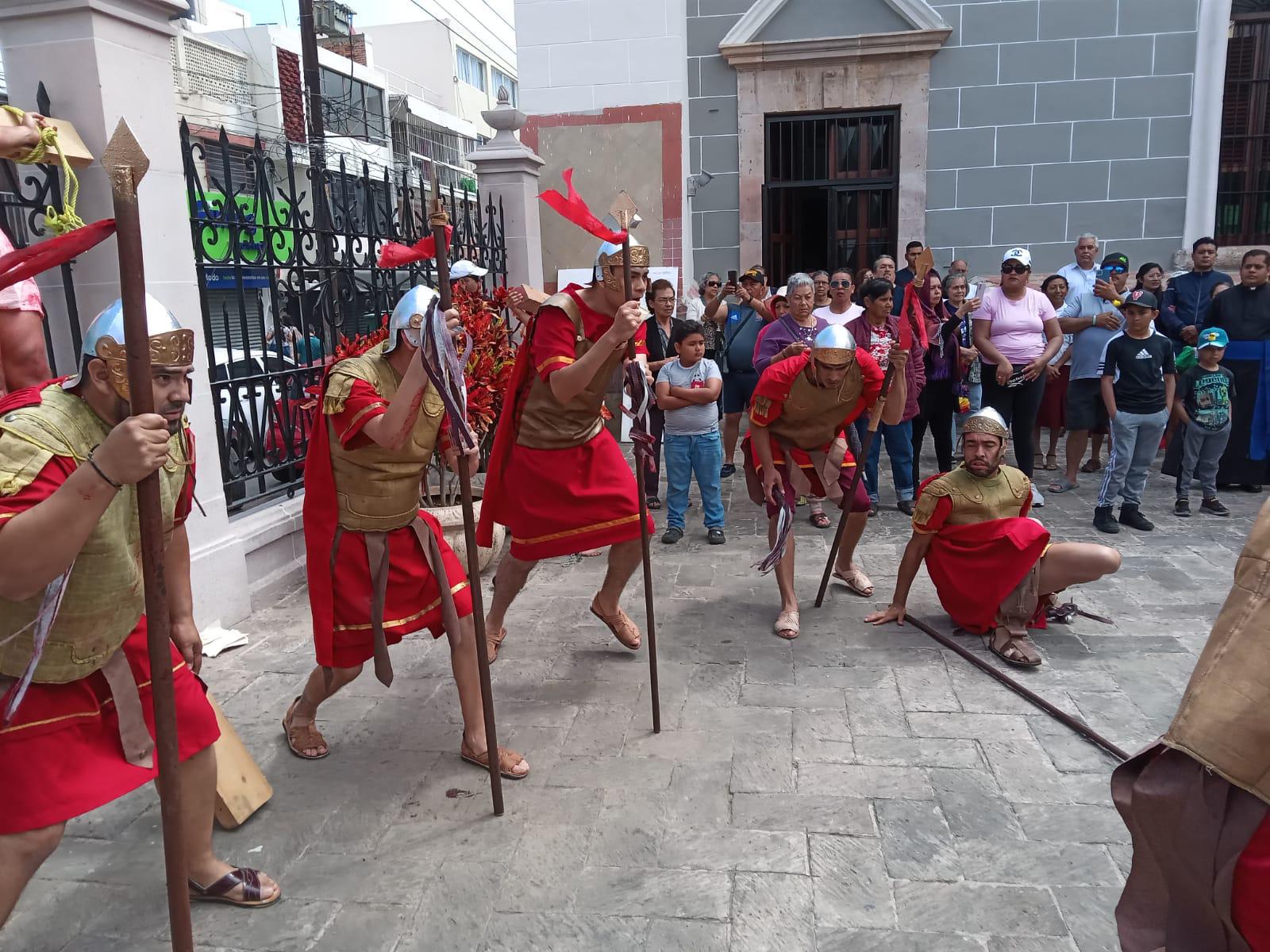 $!Realizan Viacrucis en el Atrio de la Catedral de Mazatlán