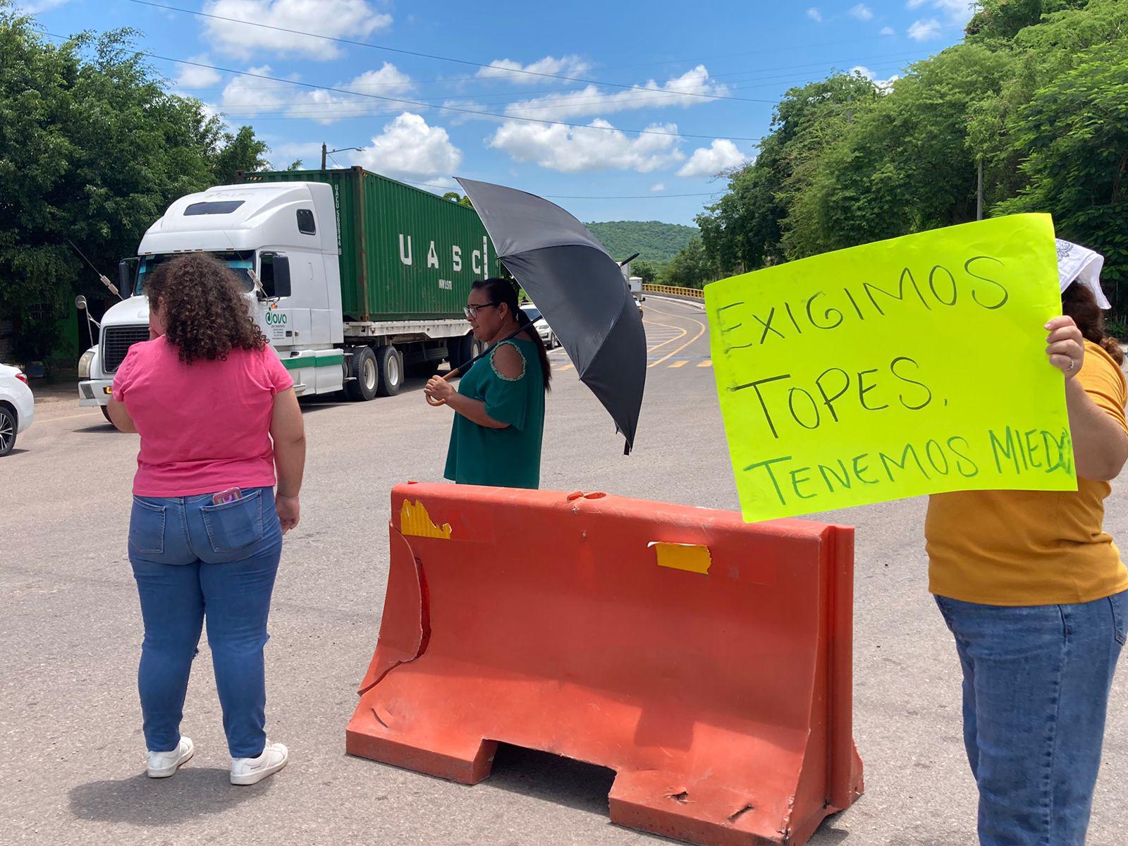 $!Tras dos horas de bloqueo, liberan la carretera Mazatlán-Culiacán, en El Puente de El Quelite