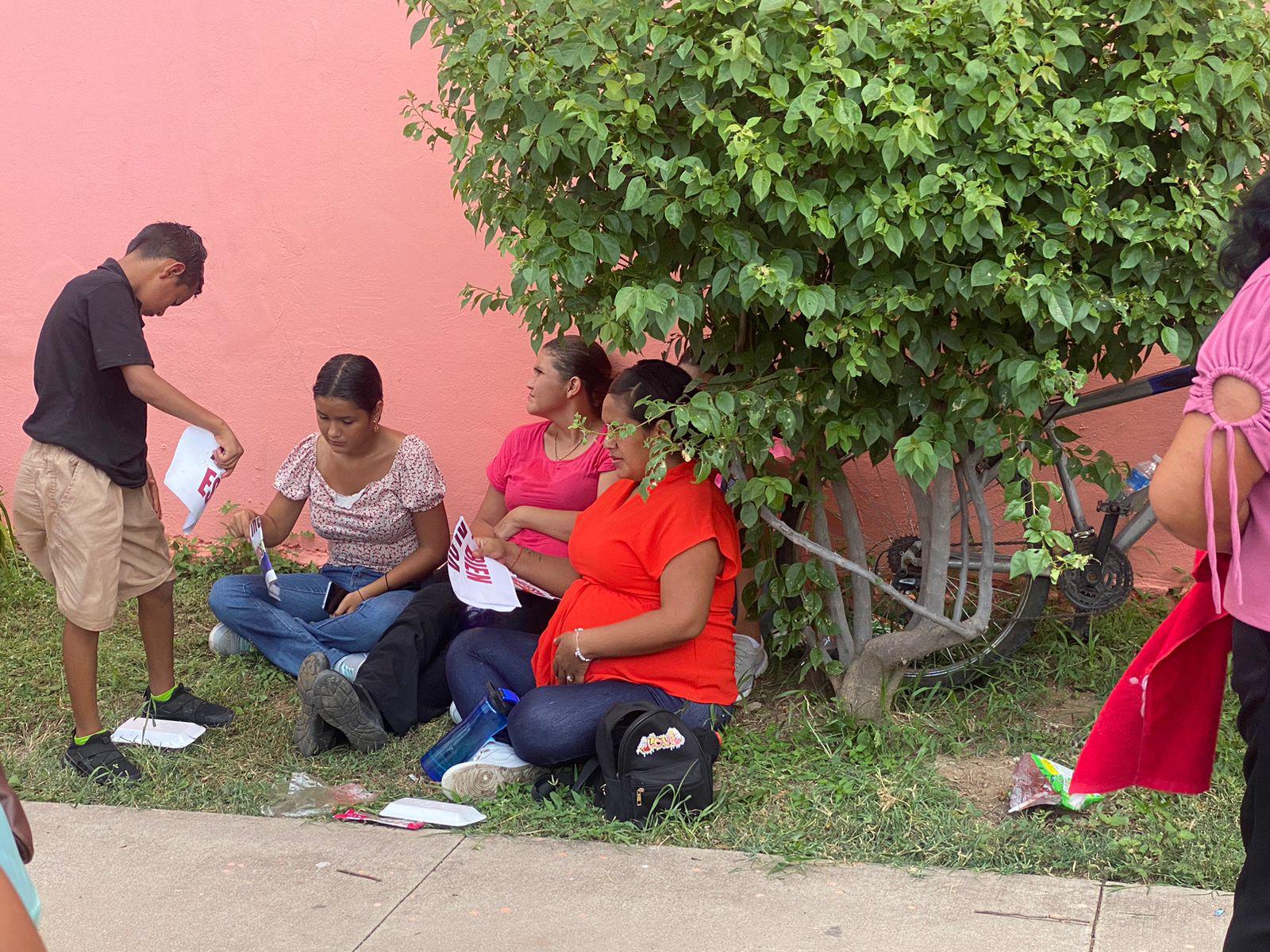 $!Calor y aglomeraciones ‘caldean’ los ánimos previo a evento de Claudia en Culiacán