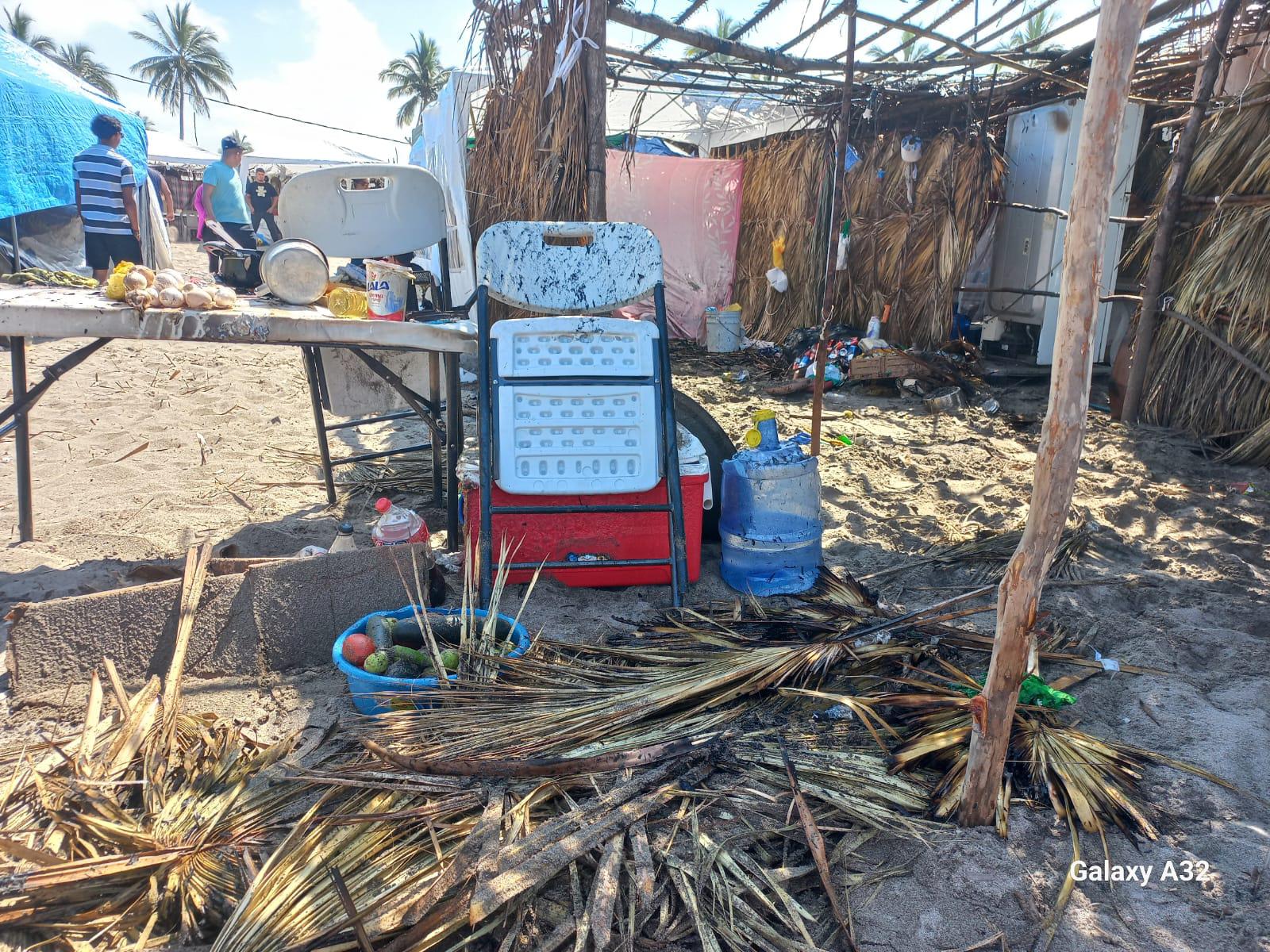 $!Se incendia enramada en las playas de Las Cabras