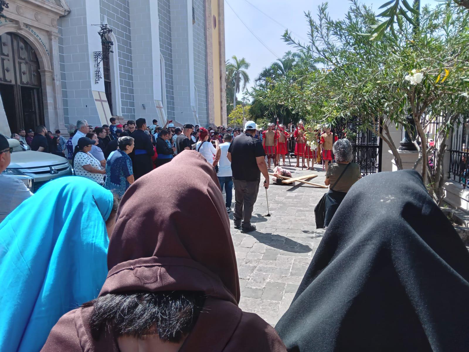 $!Realizan Viacrucis en el Atrio de la Catedral de Mazatlán