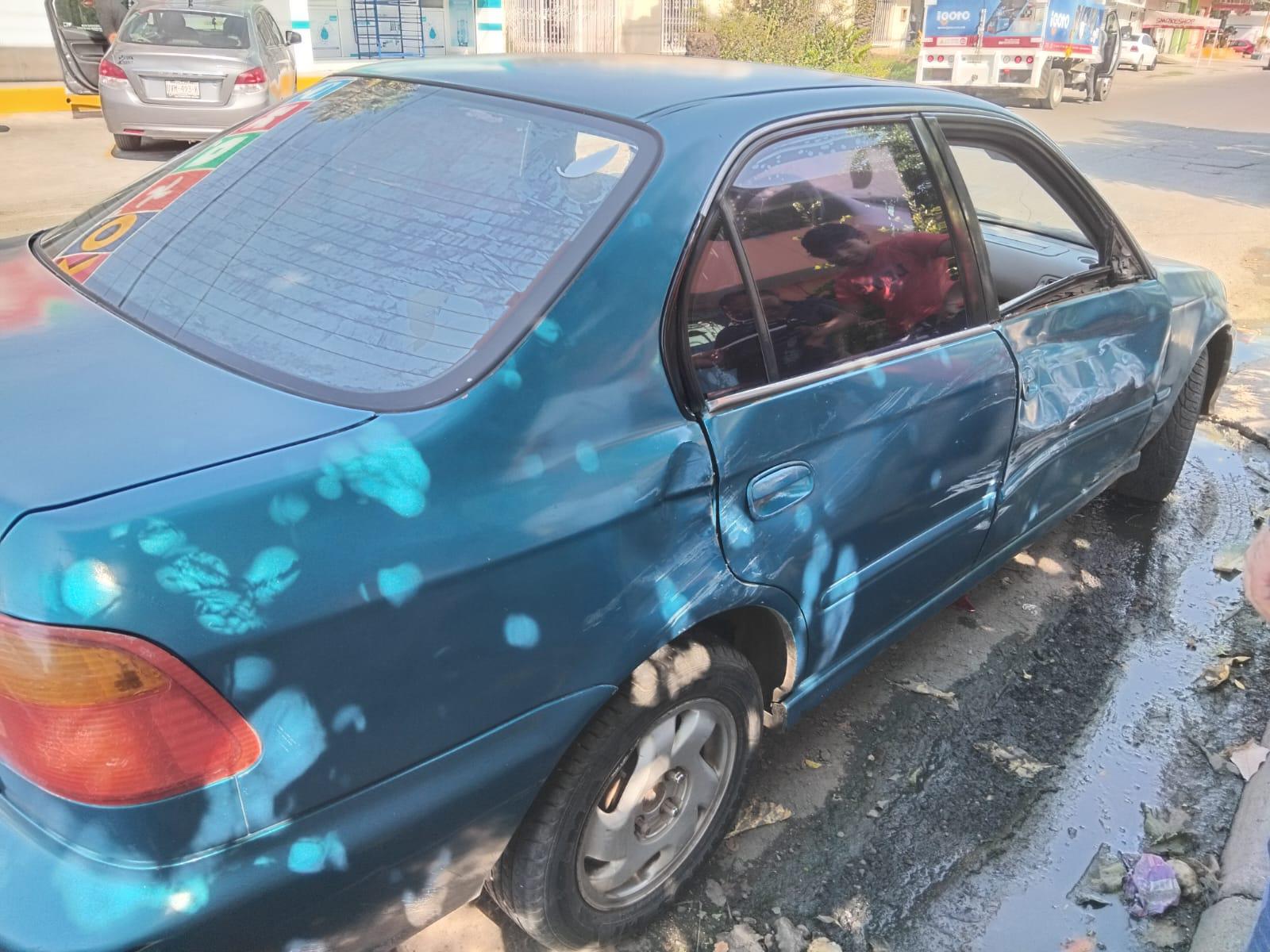 $!Conductor choca contra camioneta estacionada y vuelca, en Mazatlán