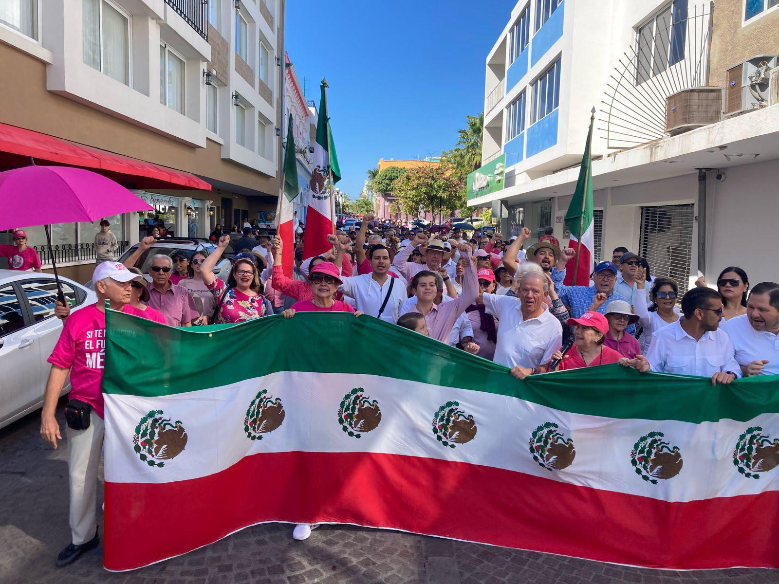 $!Marchan en Mazatlán ‘por Nuestra Democracia’ desde el Escudo de Sinaloa