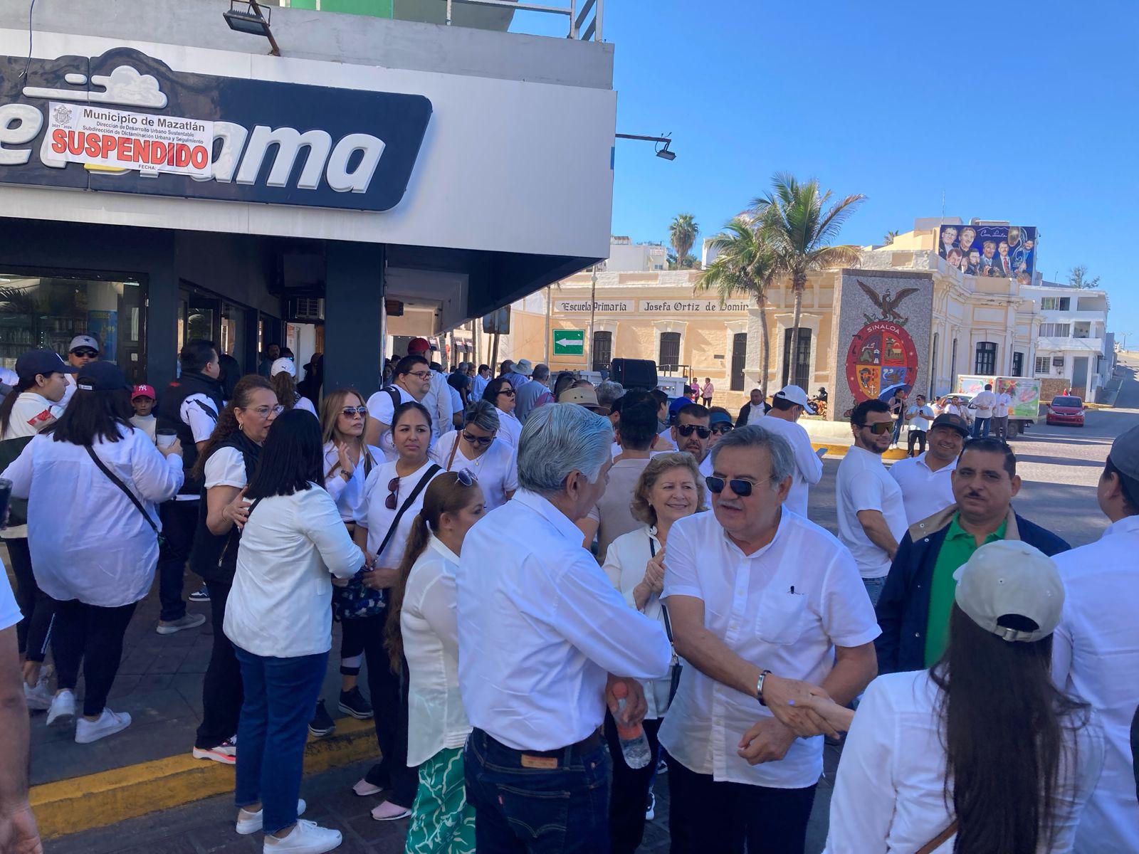 $!Marchan en Mazatlán ‘por Nuestra Democracia’ desde el Escudo de Sinaloa